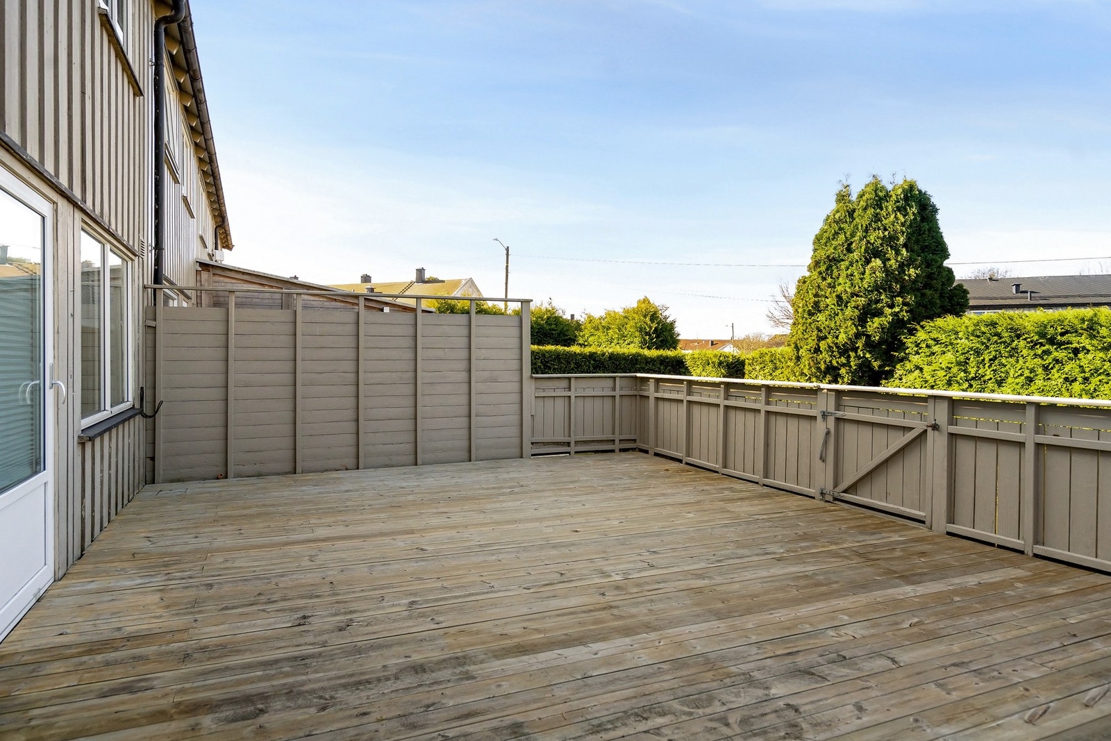 Solrik terrasse på ca. 37 kvm med flere soner for utemøblering Galleribilde