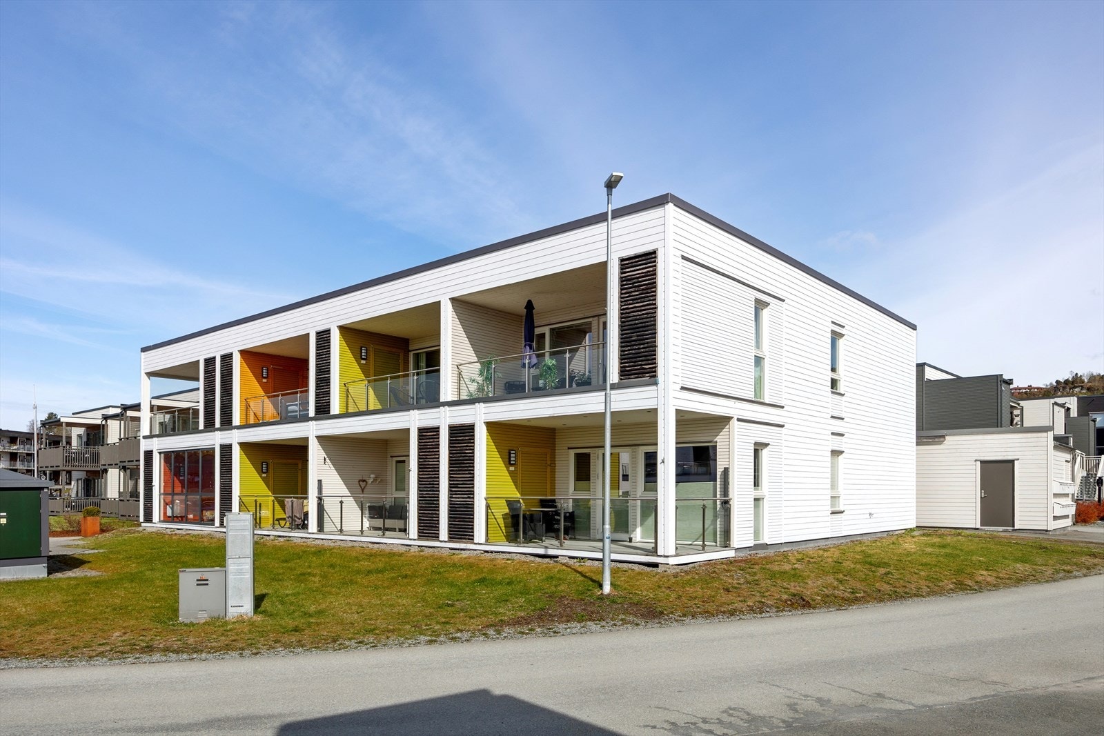Leiligheten ligger i byggets 2.etg med attraktiv beliggenhet i Fosslia. Gode solforhold fra den lune overbygde balkongen. Galleribilde