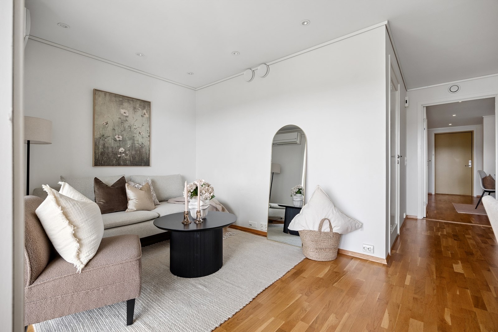 Stue med downlights i himling. Utgang til overbygd balkong med utsikt og gode solforhold. Galleribilde