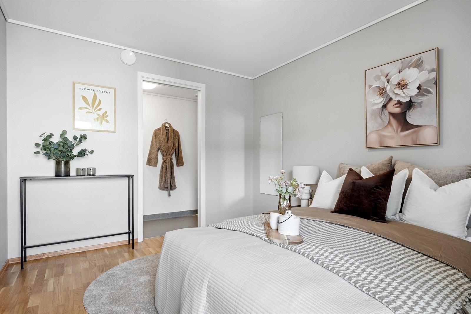 Soverom med tilgang til liten bod/walk-in garderobe. Galleribilde