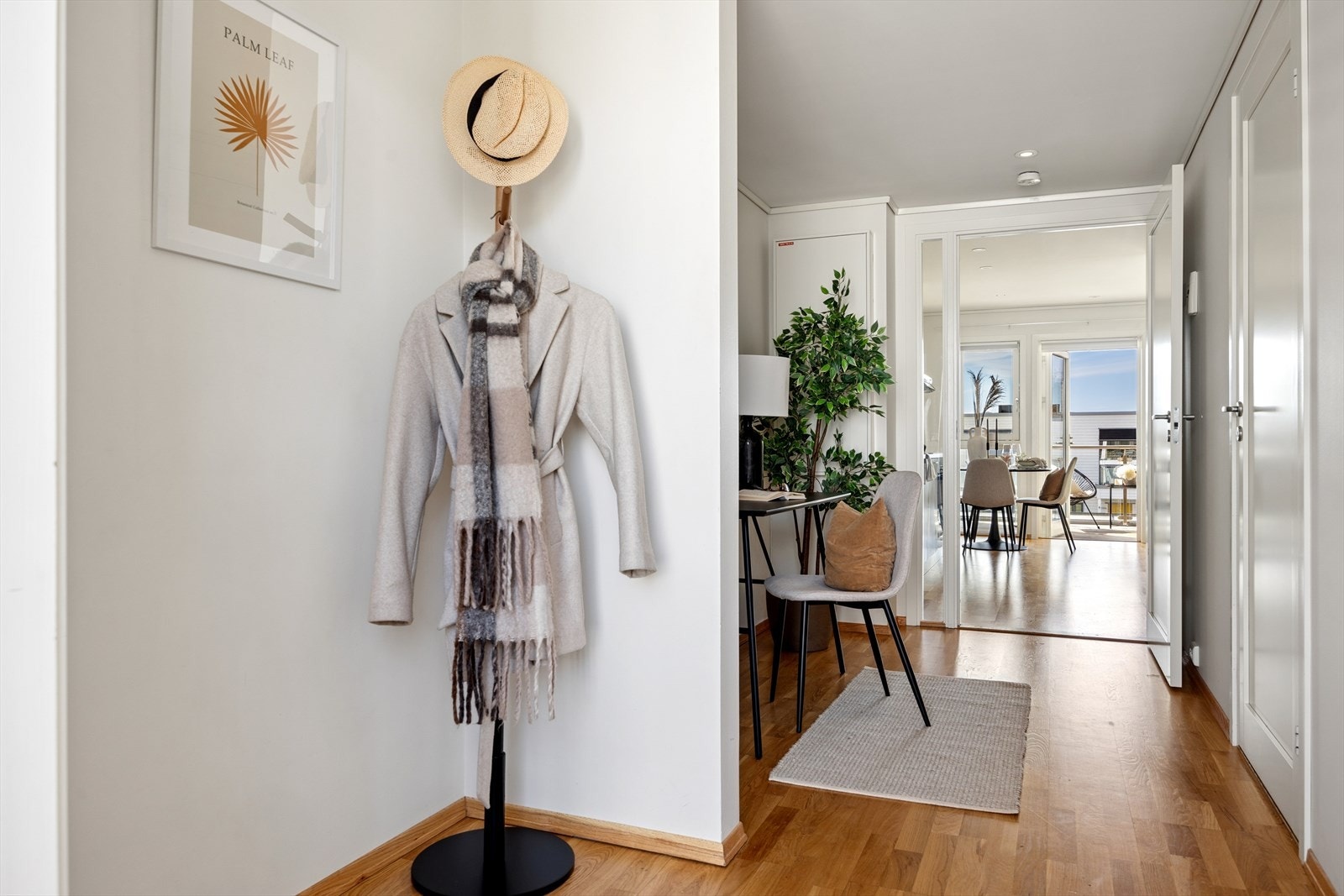 Velkommen inn. Inngangsparti med plass til oppheng av klær og sko Galleribilde