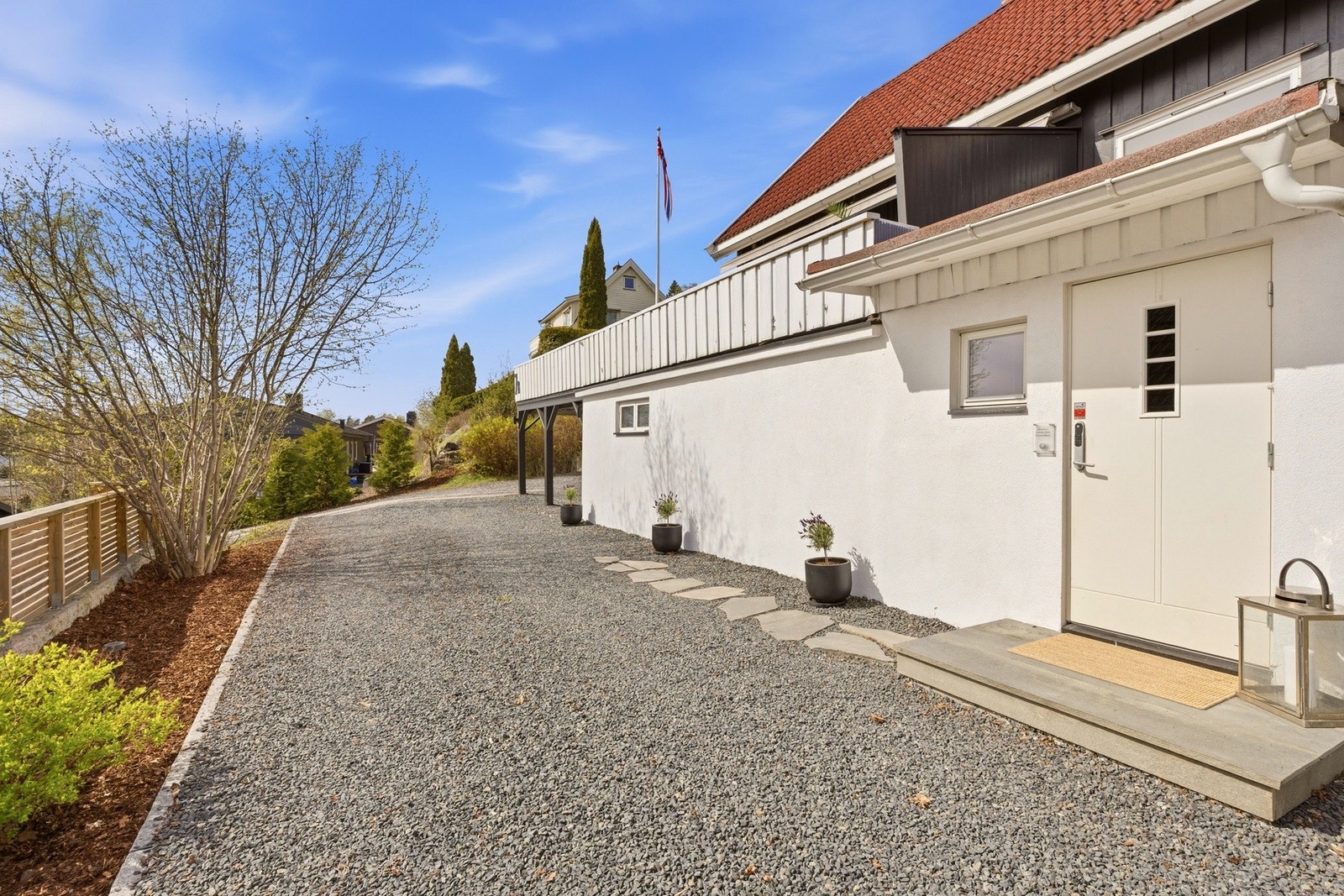 Pent opparbeidet inngangsparti med god adkomst og kort vei til
parkering under carport og gårdsplass. Galleribilde