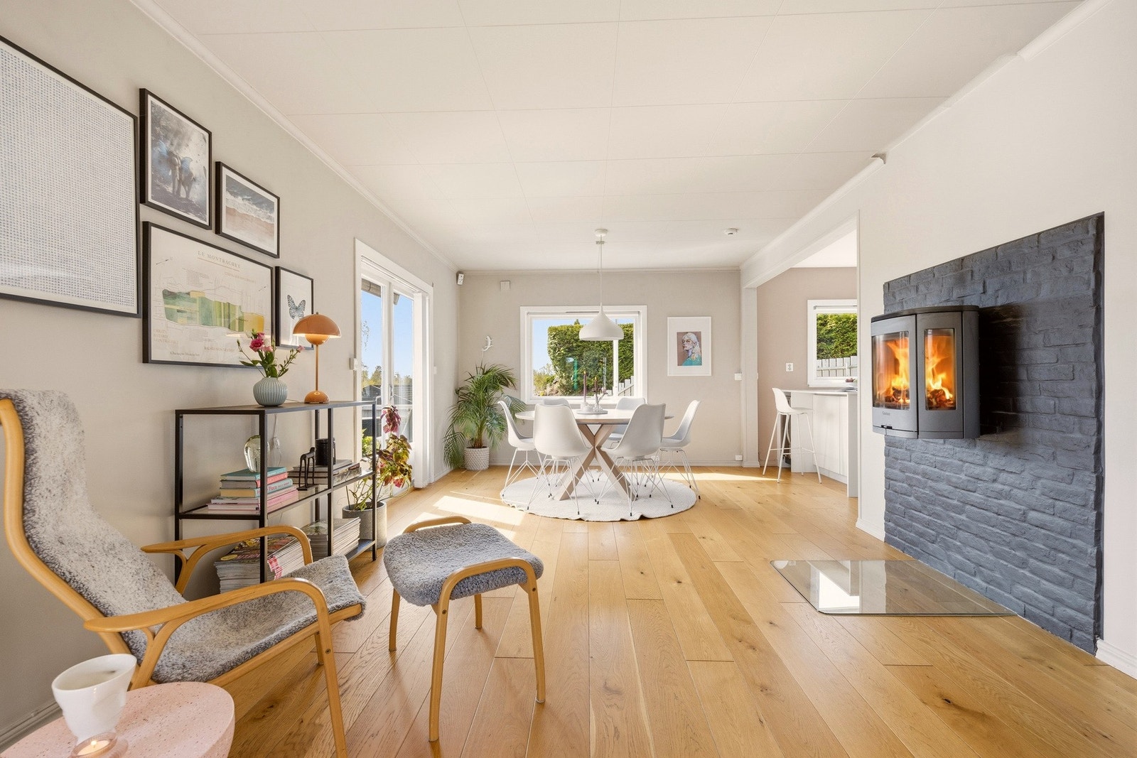 Peisen er et naturlig samlingspunkt i stuen og bidrar til en lun og
hyggelig atmosfære gjennom året. Galleribilde