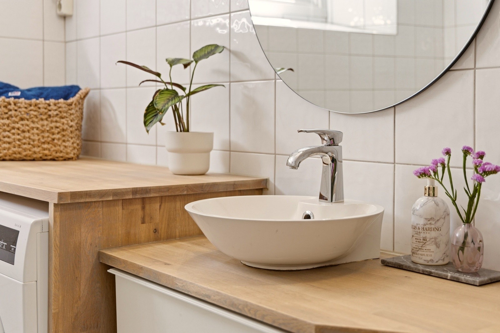 Badet flislagte vegger og gulv, med varmekabler. Galleribilde