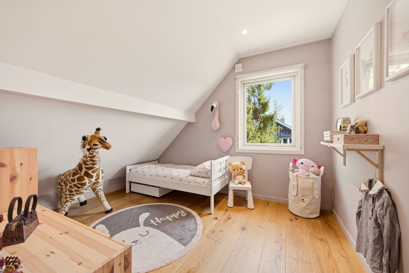 Soverom som egner seg godt som barnerom, med plass til
seng, lek og oppbevaring. Galleribilde