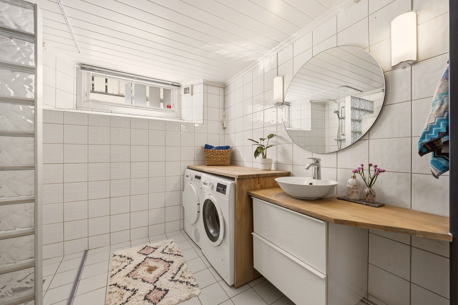 Badet i kjelleretasjen er romslig med toalett, servantseksjon, dusj og opplegg for vaskemaskin og tørketrommel. Galleribilde