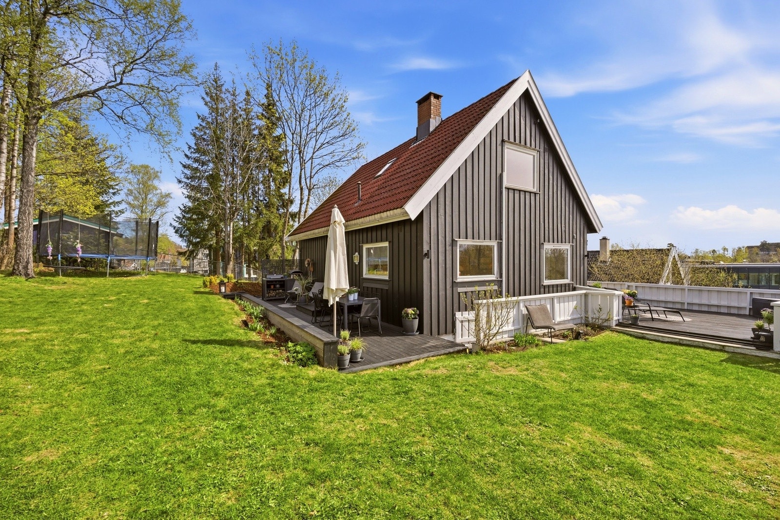 Uteområdet byr på en skjermet, lettstelt og inngjerdet hage,
ideelt for barn og kjæledyr. Galleribilde