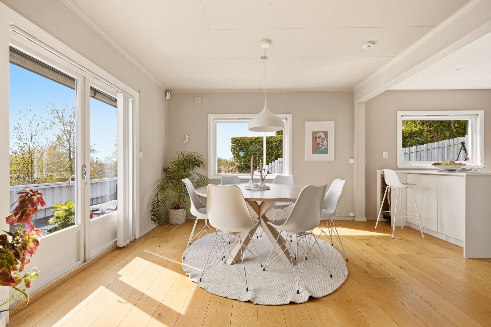I tilknyttning til kjøkkenet er det naturlig plass til sittegruppe eller langbord. Galleribilde