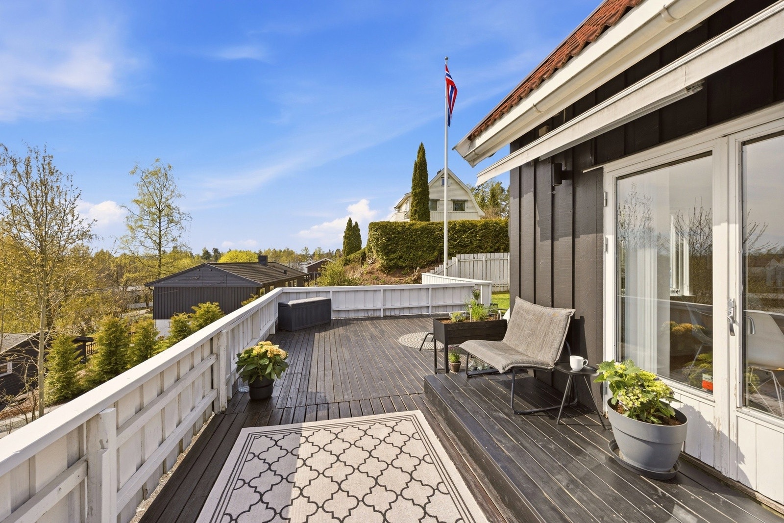 Eiendommen har en skjermet og trivelig hage med gode solforhold, samt terrasse som gir fine uteplasser for både avslapning og sosiale sammenkomster. Galleribilde