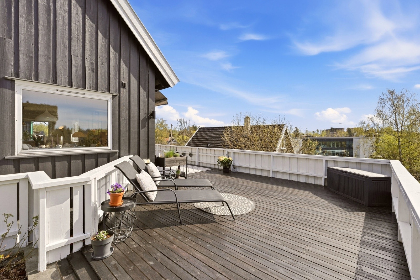 Dette er en romslig enebolig over tre plan med attraktiv og familievennlig beliggenhet på Høvik. Galleribilde