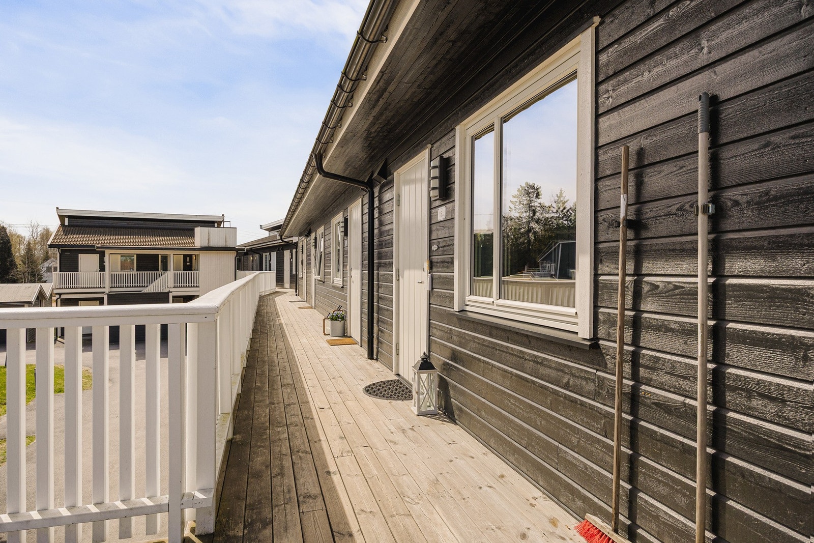 Leiligheten har adkomst via utvendig svalgang, som gir en luftig og oversiktlig inngangssituasjon. Galleribilde