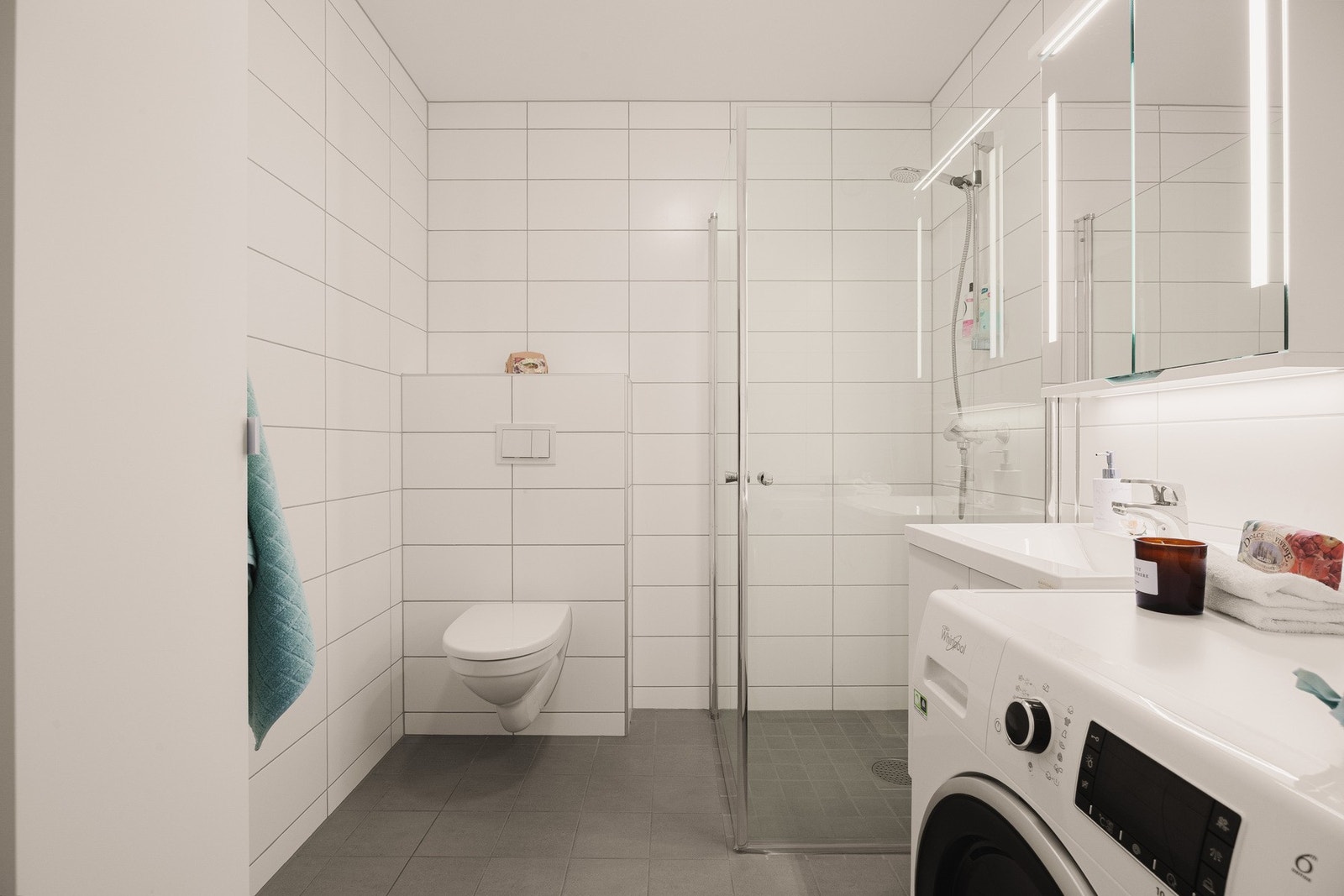 Badet fremstår tidløst og funksjonelt, med flislagte overflater og elektrisk gulvvarme. Galleribilde