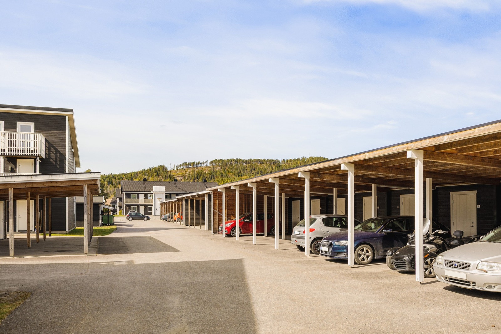 Leiligheten disponerer en biloppstillingsplass i felles carport på ca 14 m². Galleribilde