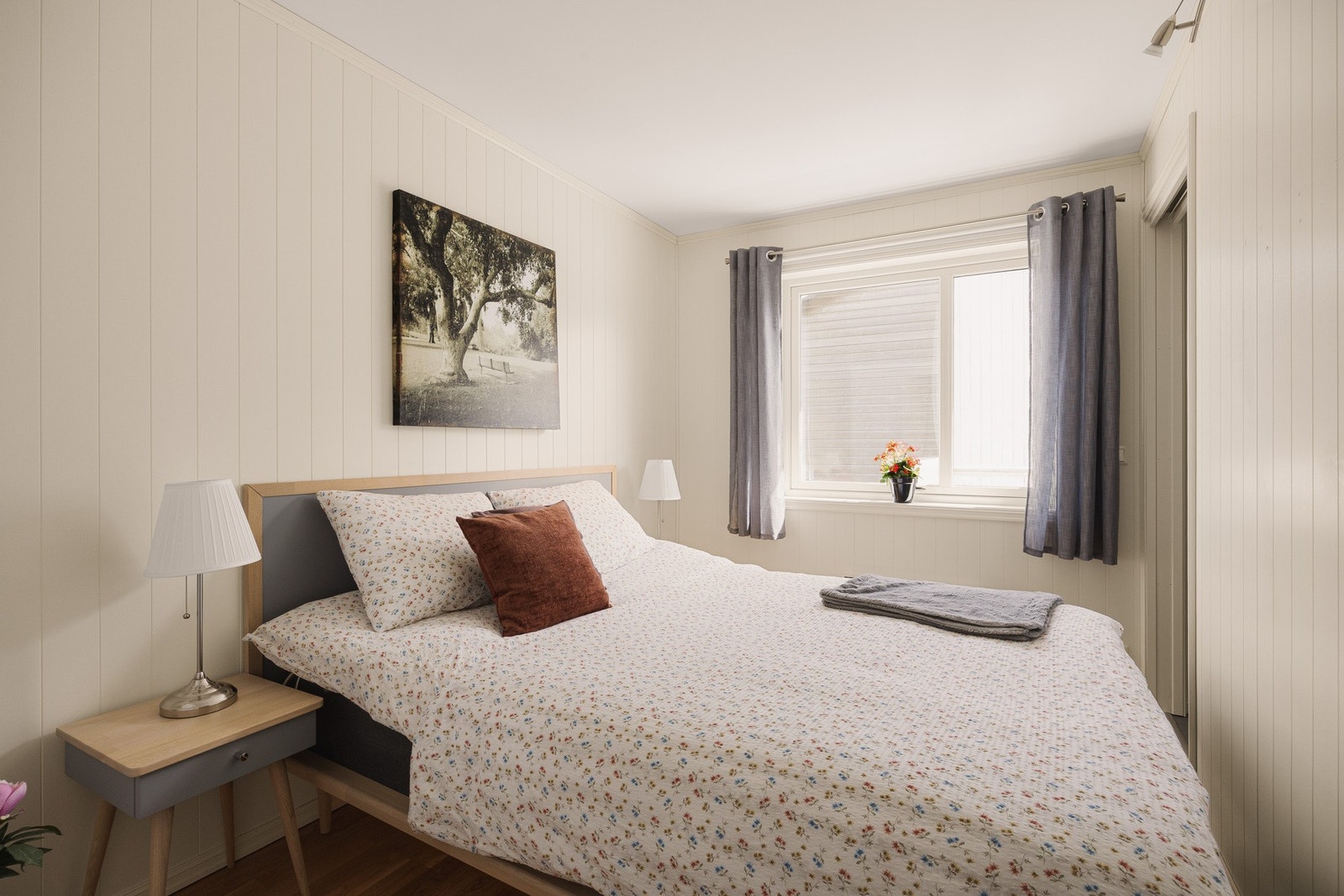 Soverommet har en praktisk plassering og adkomst via plassbesparende skyvedører både fra entréen og kjøkkenet. Galleribilde