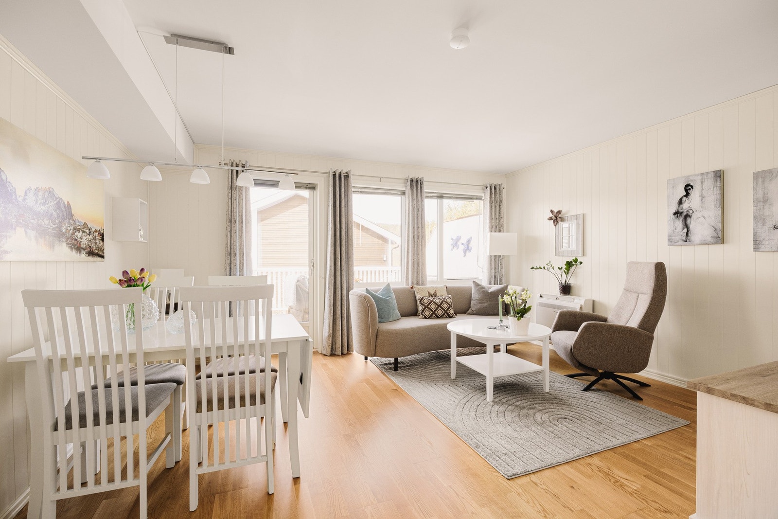 Dette er et rom som virkelig fungerer godt i hverdagen, enten det er rolige kvelder i sofaen eller hyggelige middager rundt spisebordet. Galleribilde