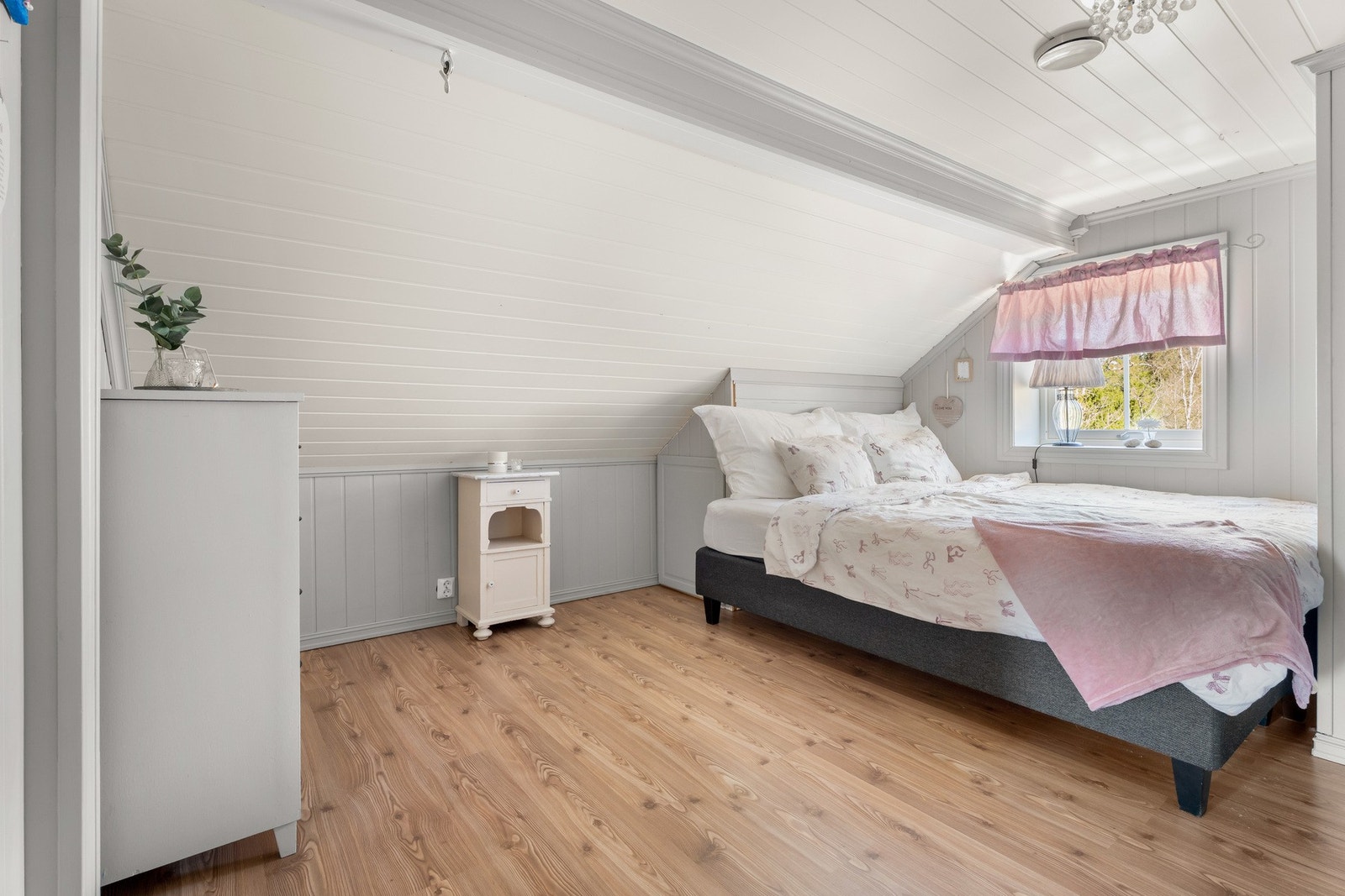 Lyse, fine overflater med pent laminatgulv. Galleribilde
