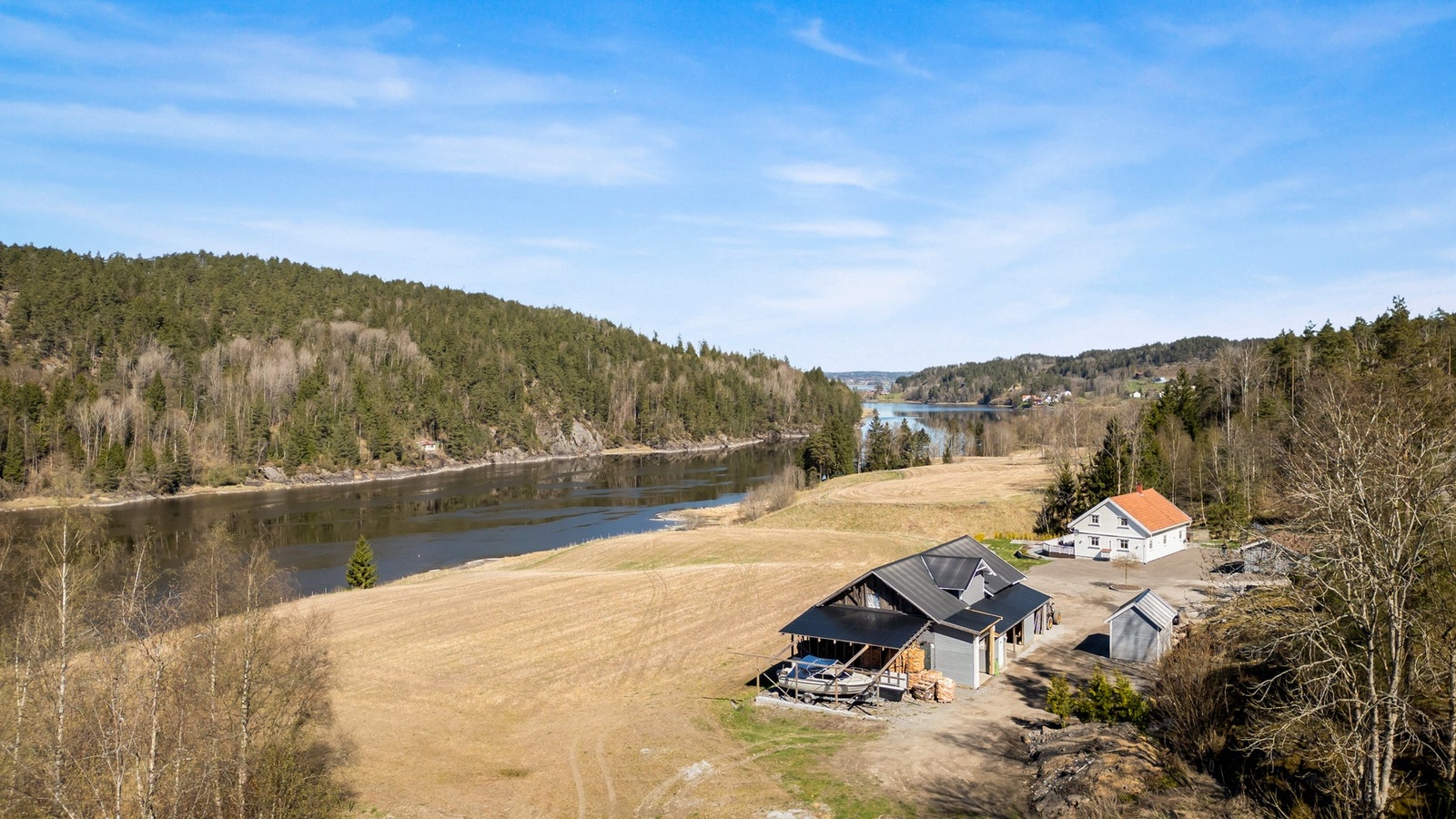 På tomten finner man enebolig, låve, frittstående bod og uthus. Galleribilde