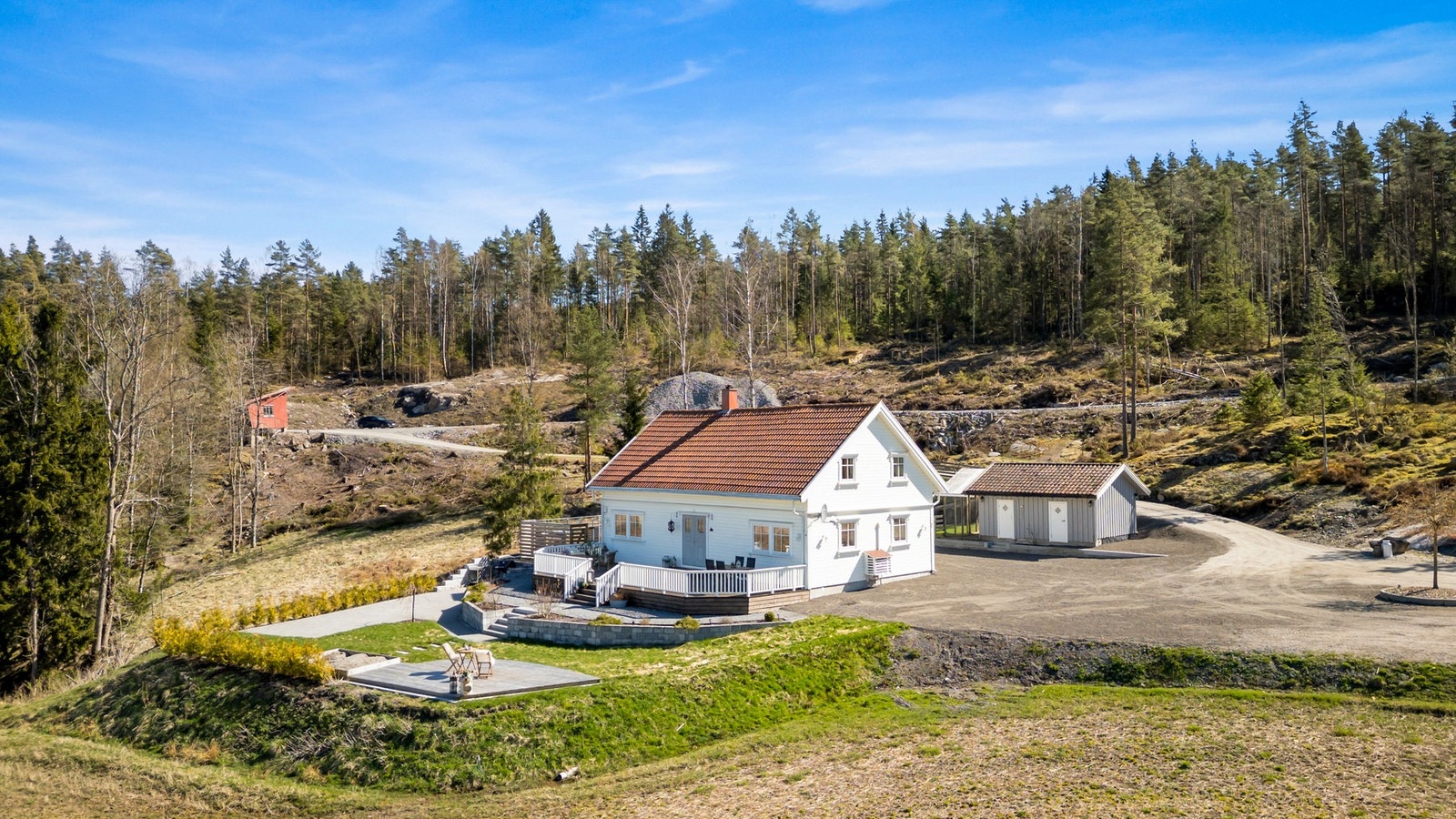 Boligen ligger i helt innerst i endevei. Masse privatliv og sti ned til Glomma. Galleribilde