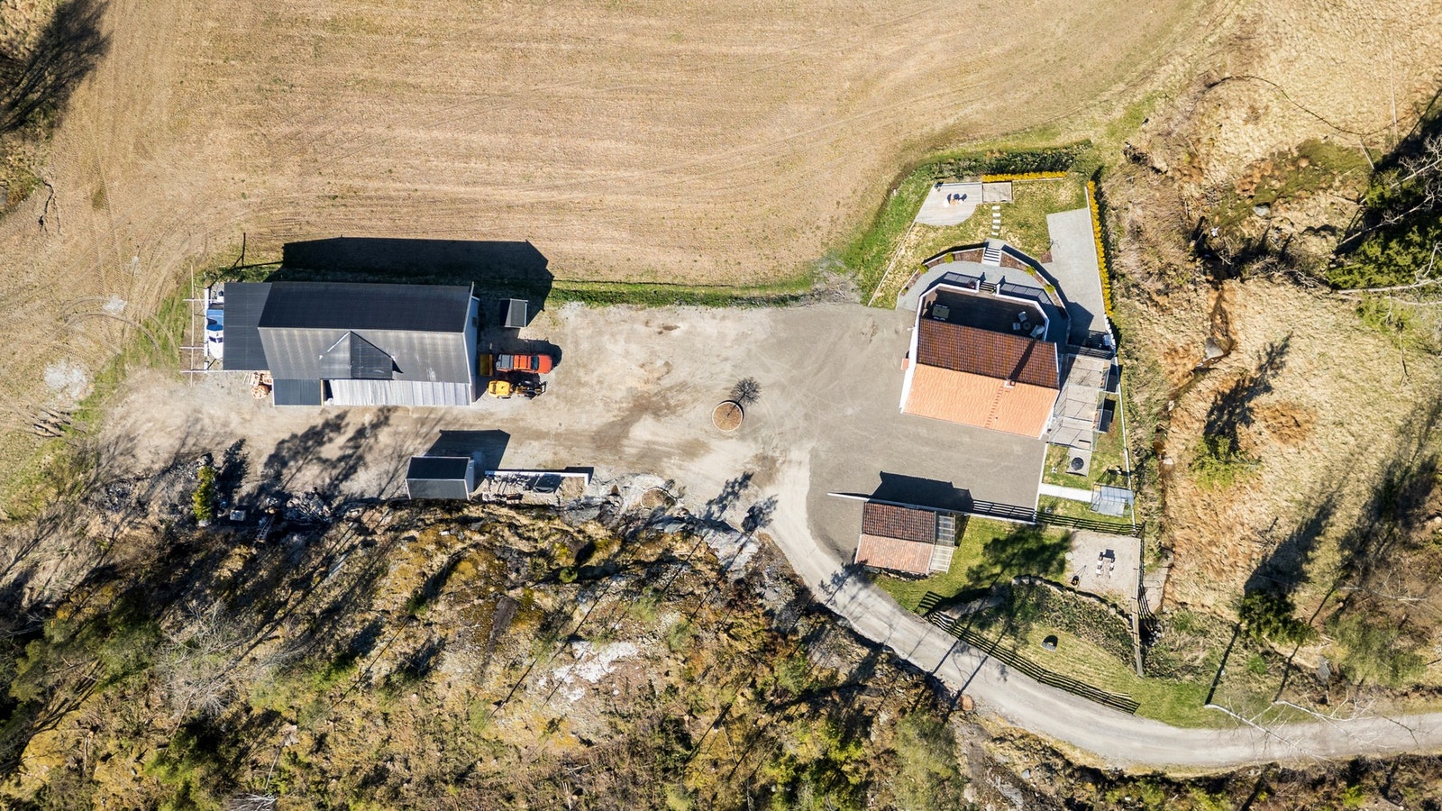 Stor, gruset gårdsplass med gode parkeringsmuligheter. Galleribilde