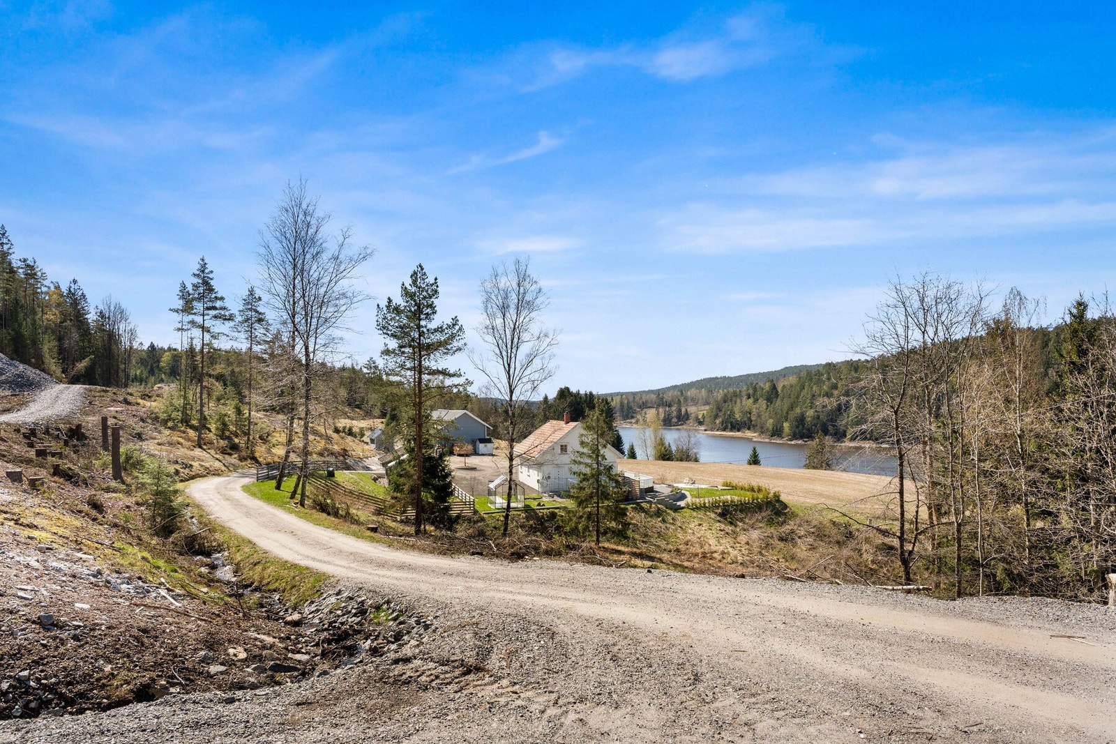 Det er privat vei til eiendommen. Galleribilde