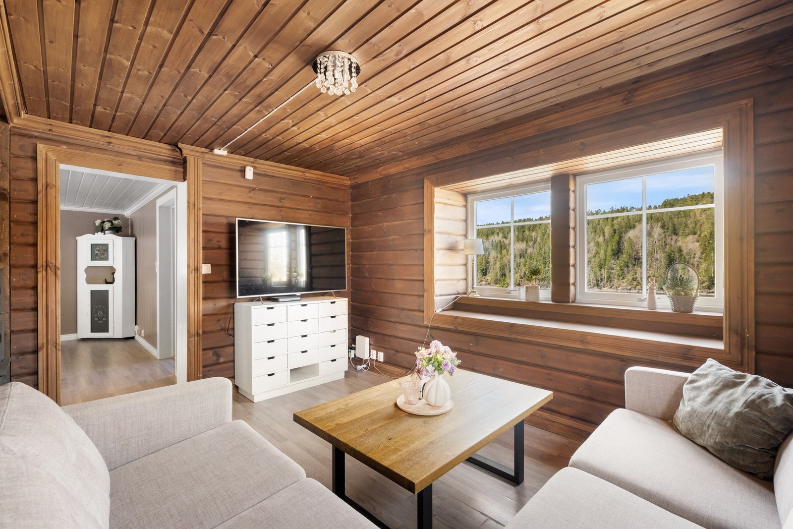 Koselig stue med pent laminatgulv. Galleribilde