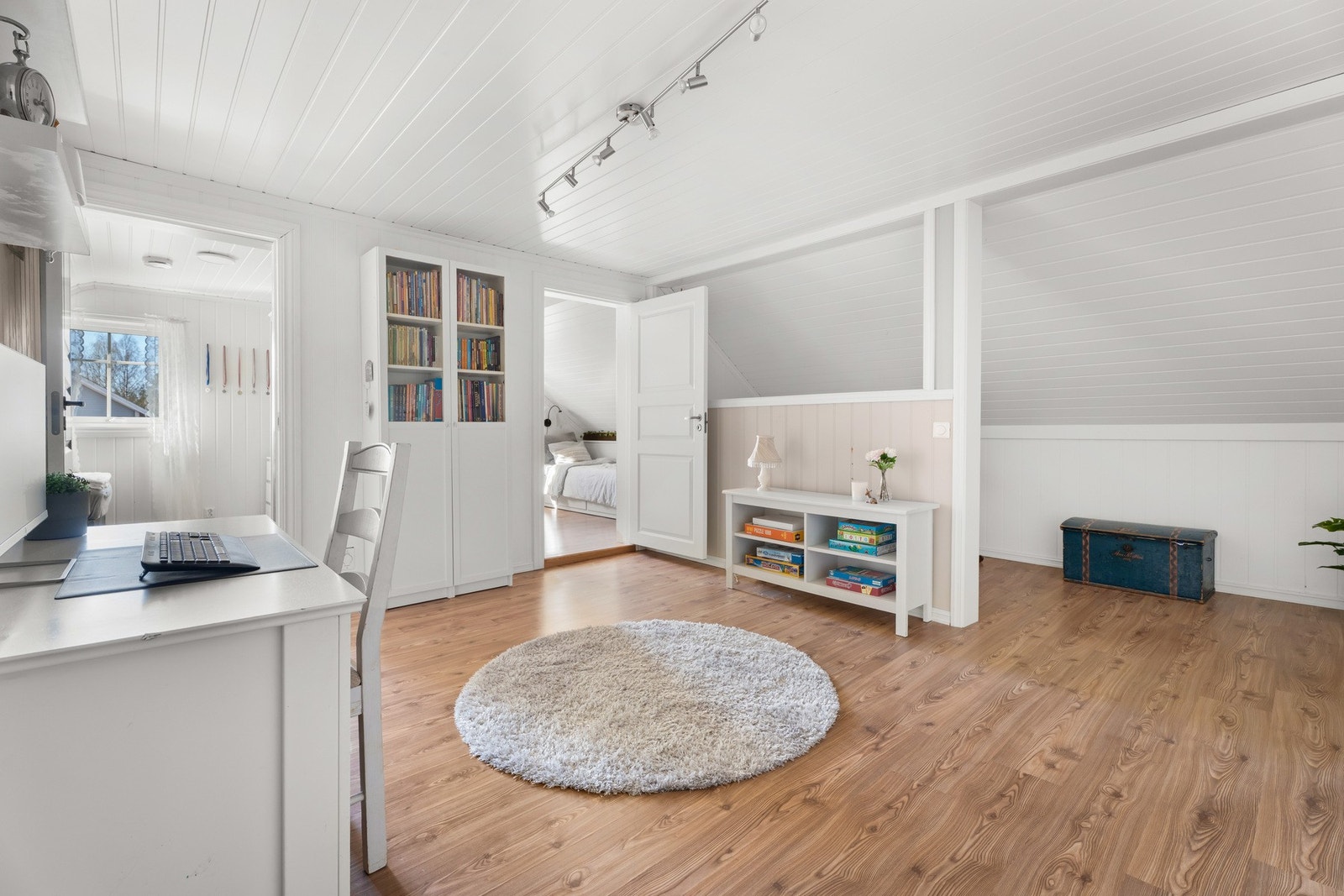 I 2. etasje finner man tre soverom og bad. Galleribilde