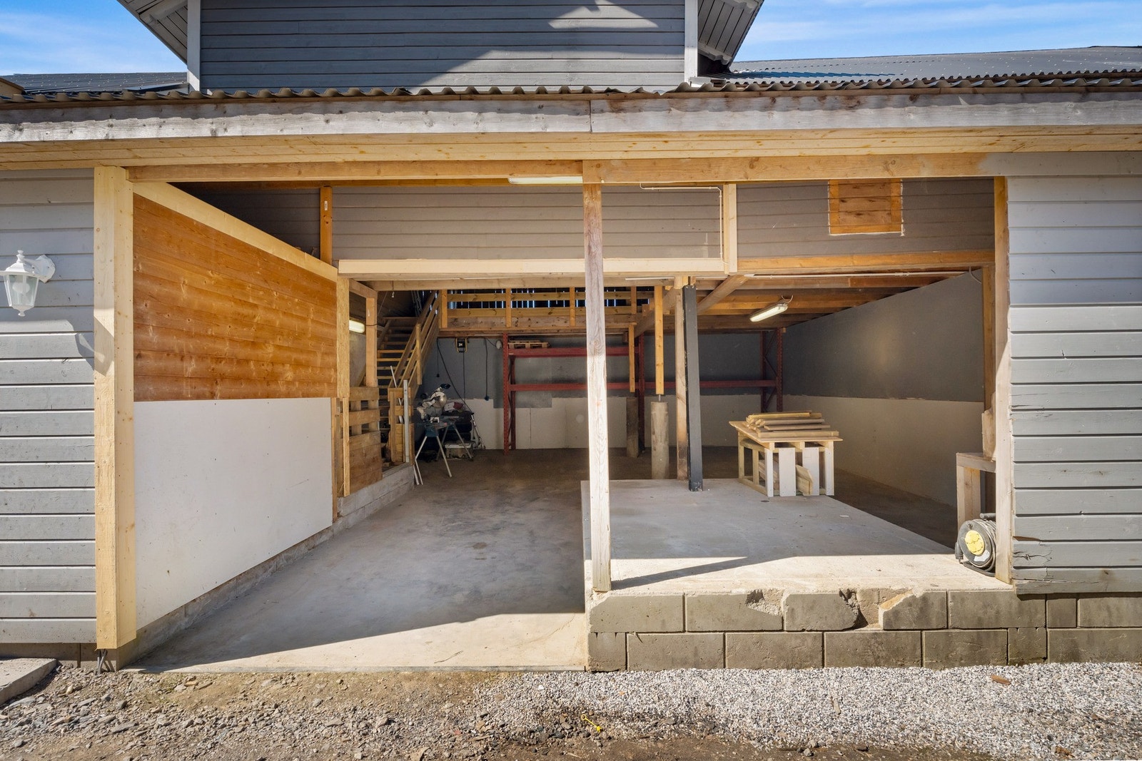 Åpen del av låven. Galleribilde