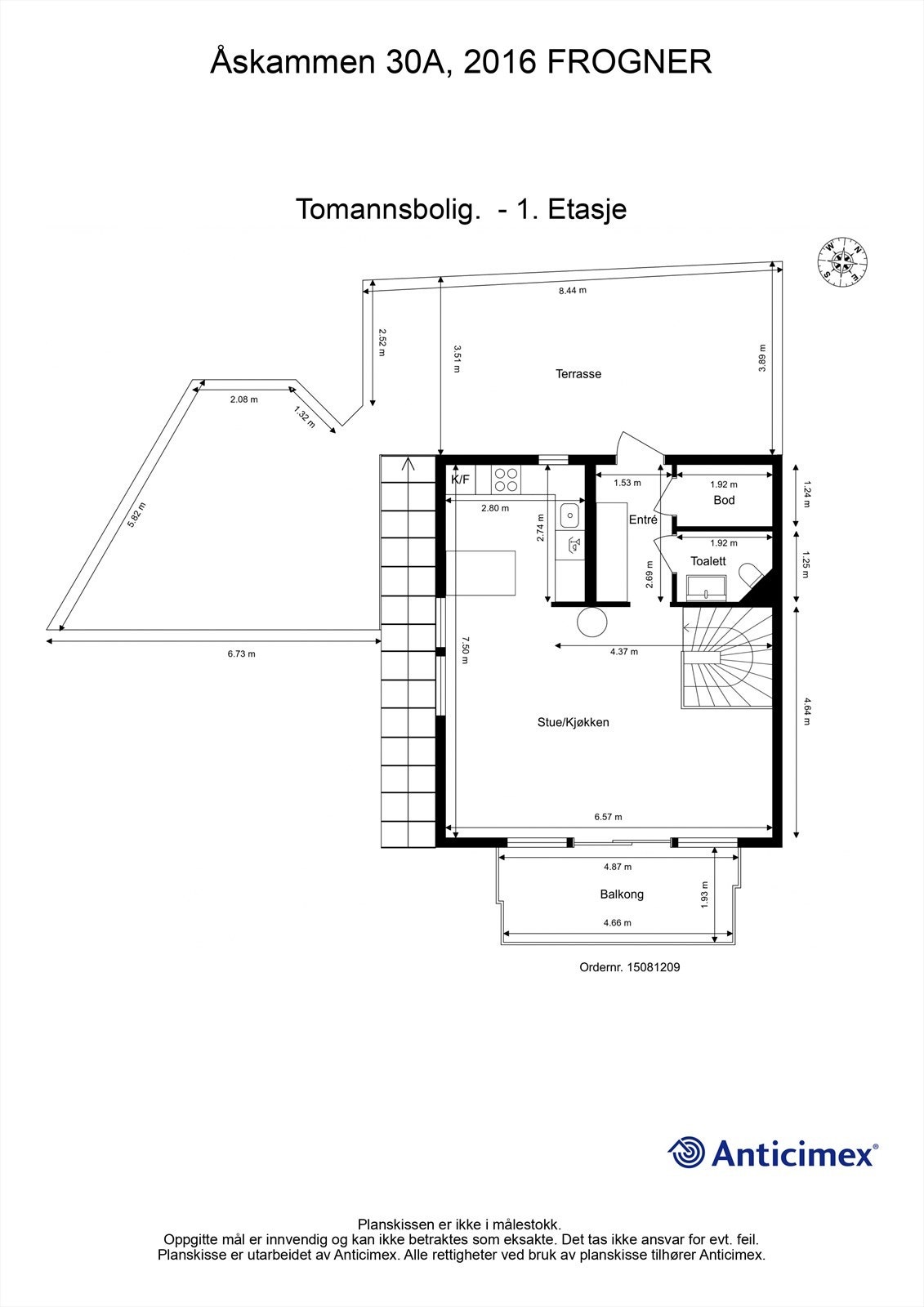 Første etasje rommer de sosiale sonene, med en åpen stue- og kjøkkenløsning, entré, toalettrom og en praktisk innvendig bod. Galleribilde