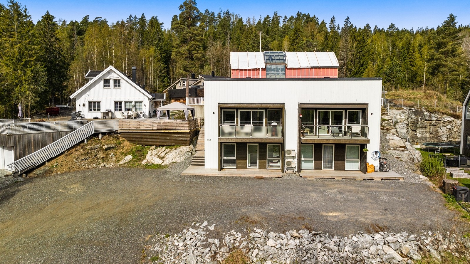 Boligen har energimerke B, som gir mulighet for grønt boliglån, og det er rikelig med biloppstillingsplasser på egen tomt. Galleribilde