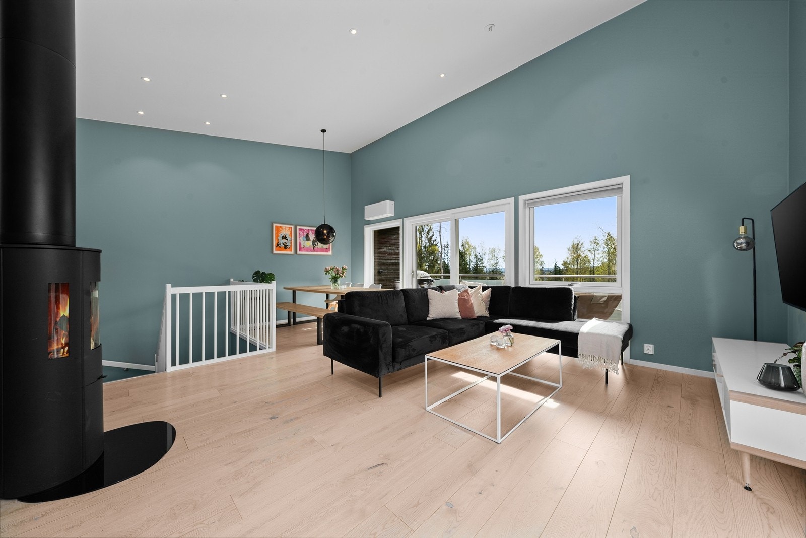 En moderne peisovn er sentralt plassert og gir både varme og hygge på kalde dager. Galleribilde