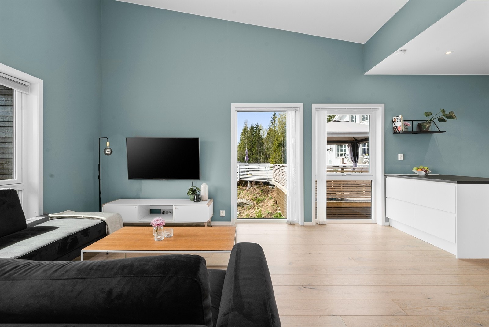 Fra stuen er det utgang til både balkong og den store terrassen ved inngangen. Galleribilde
