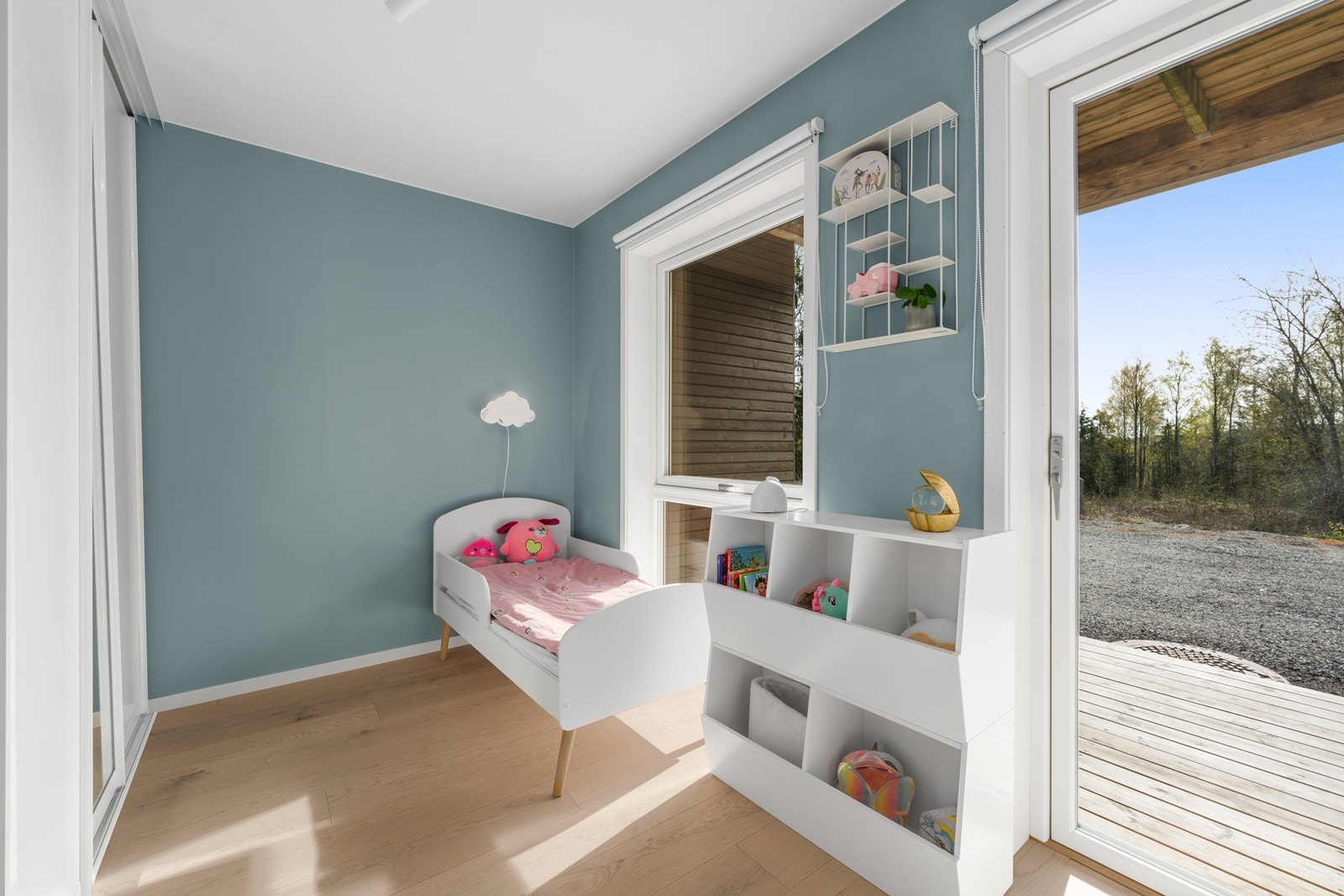 Det ene av barnerommene har direkte utgang til uteområdet på baksiden av boligen. Galleribilde