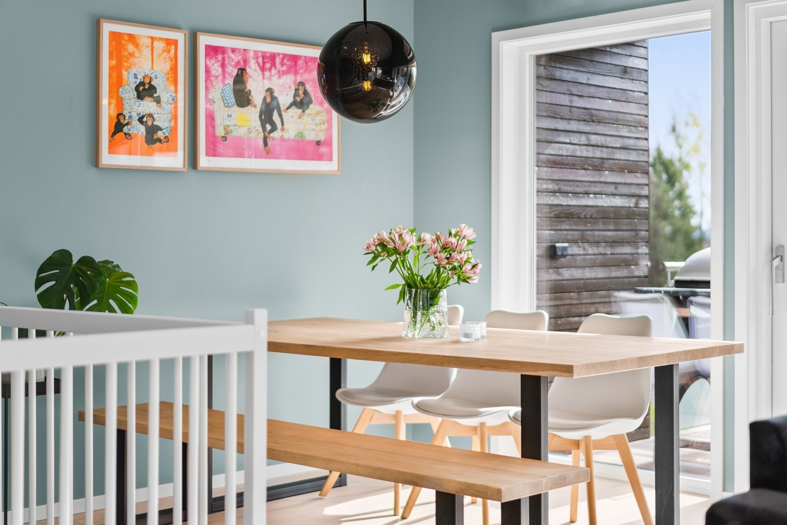 Det er god plass til en romslig spisegruppe for både hverdag og fest. Galleribilde