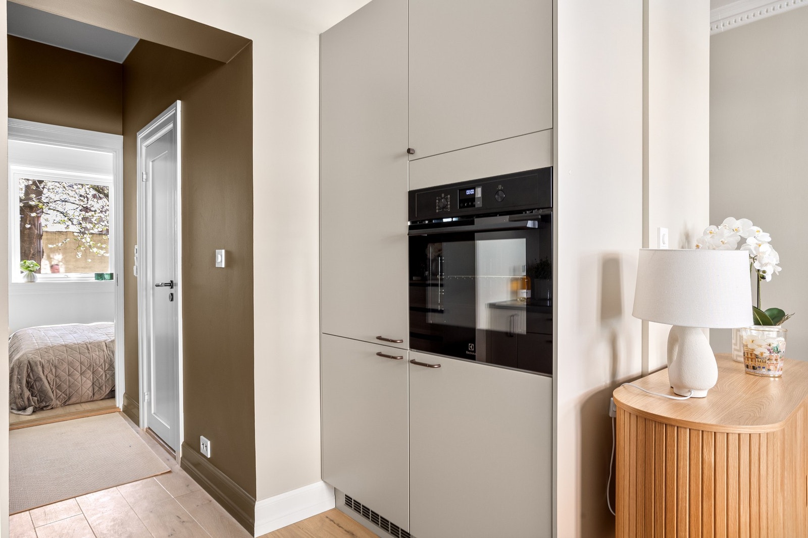 Gjennomlyset og den generøse takhøyden gjør at hele leiligheten oppleves lys og luftig. Galleribilde