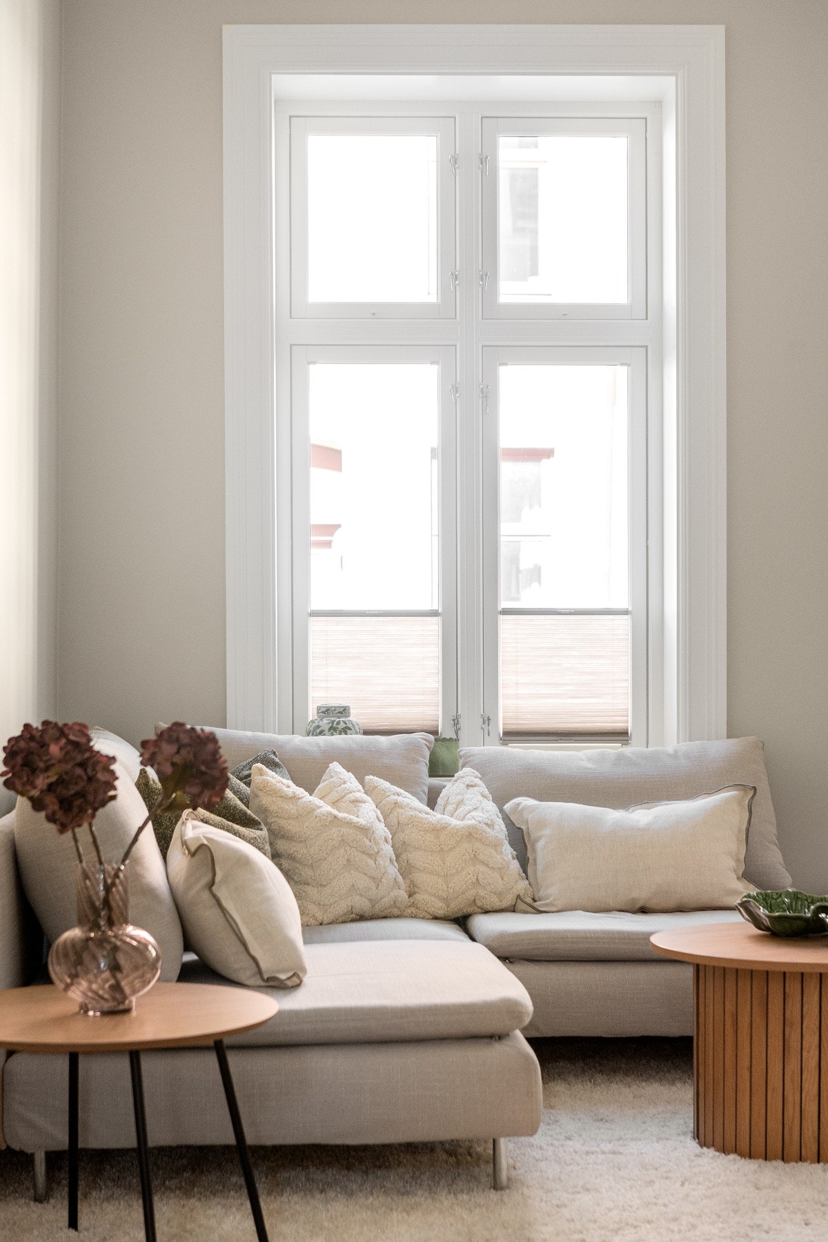 To doble vindusflater i stue. Det er plass til både sofagruppe og spisestue. Galleribilde