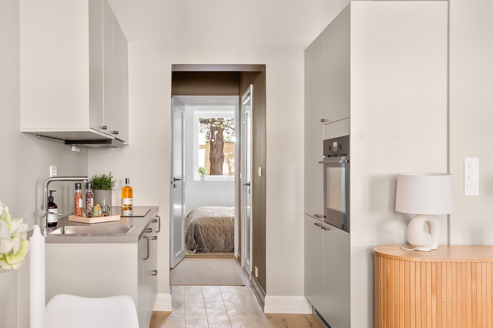 Åpen og sosial kjøkkenløsning med flott gjennomlys fra begge sider. Galleribilde