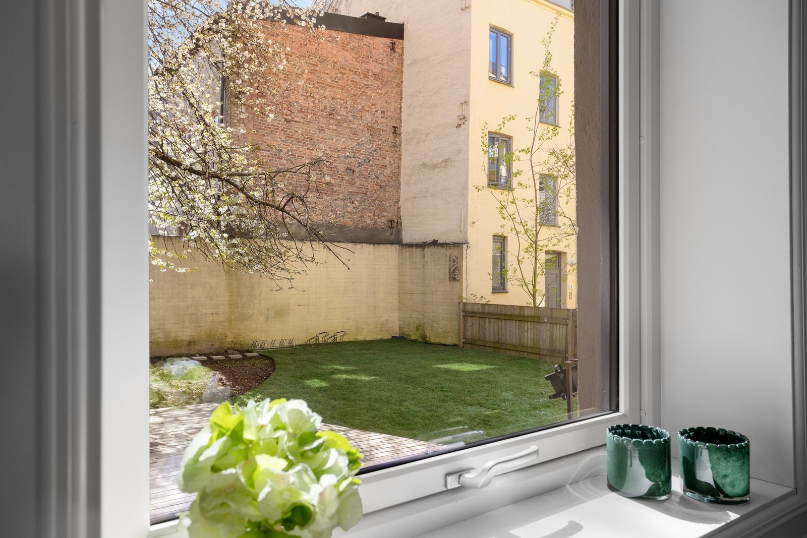 Tilbaketrukket mot pent opparbeidet bakgård, oppgradert i 2026. Galleribilde