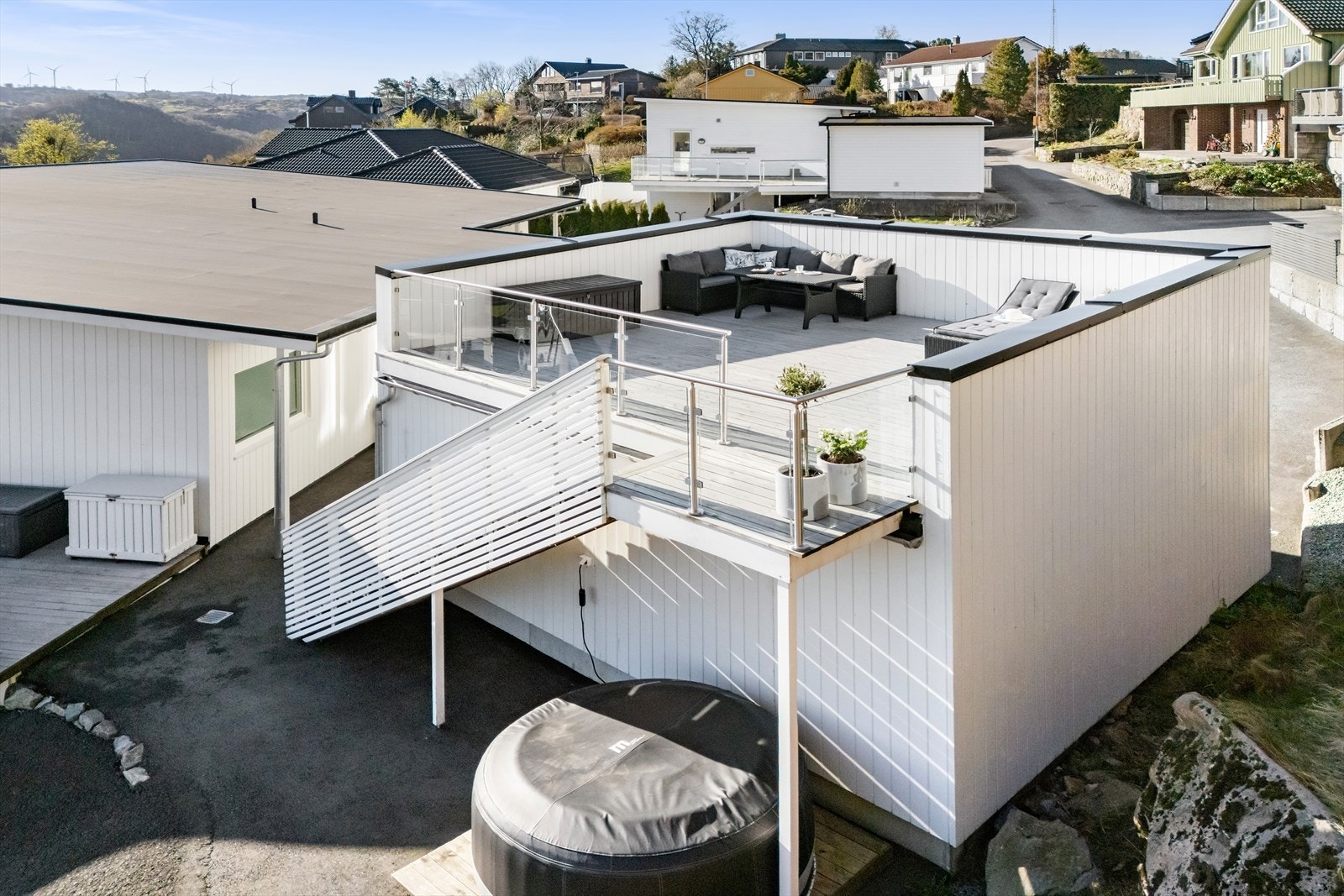 Et av boligens høydepunkter er den private og usjenerte takterrassen på 33 m² over garasjen. Et perfekt sted for å nyte lange sommerdager. Galleribilde