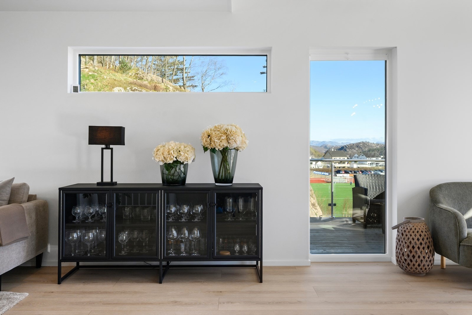 Fra stuen er det direkte utgang til en romslig terrasse på 43 m². Galleribilde
