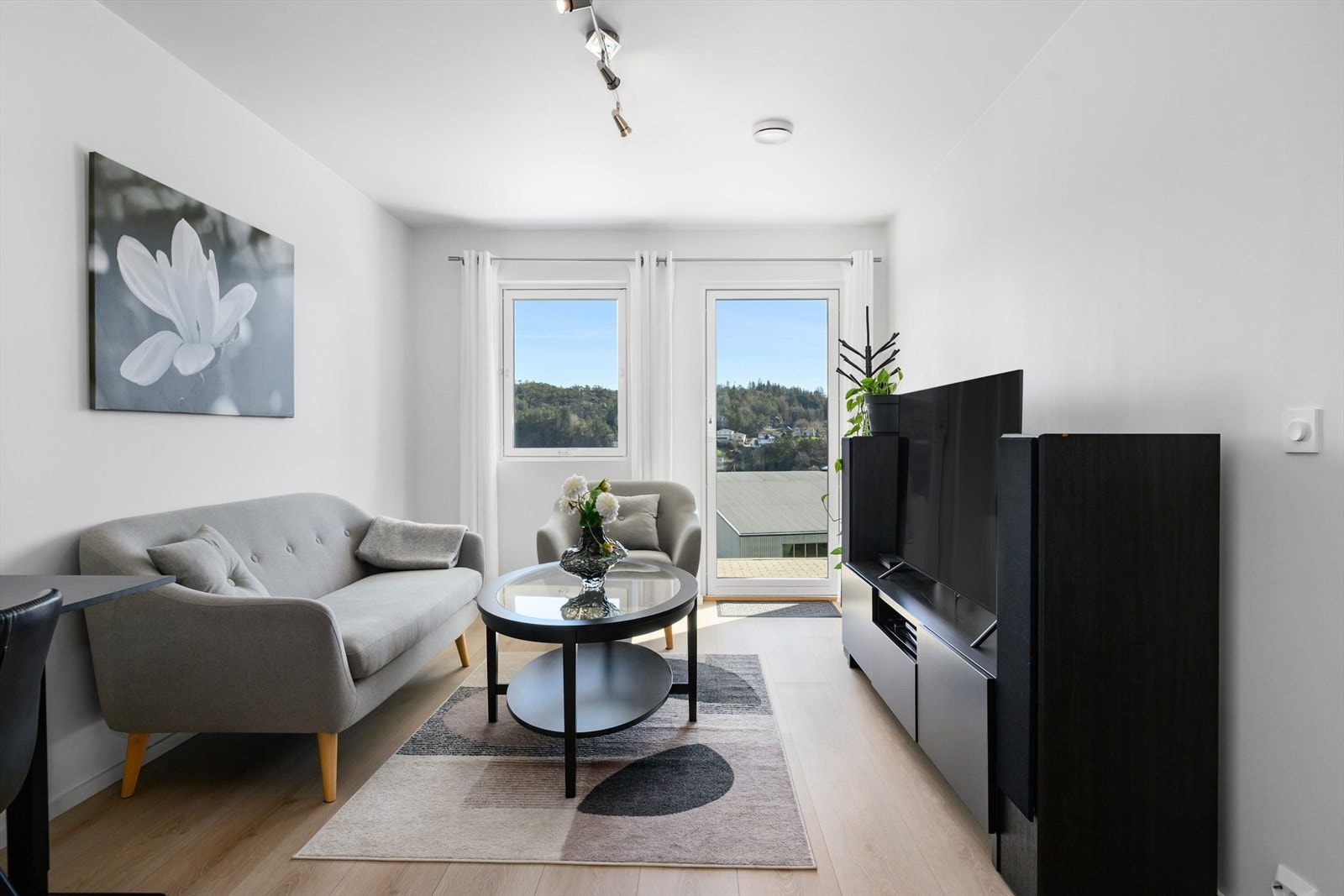 Kjellerstuen gir ekstra spillerom for familien og har direkte utgang til en overbygd uteplass og hagen. Galleribilde