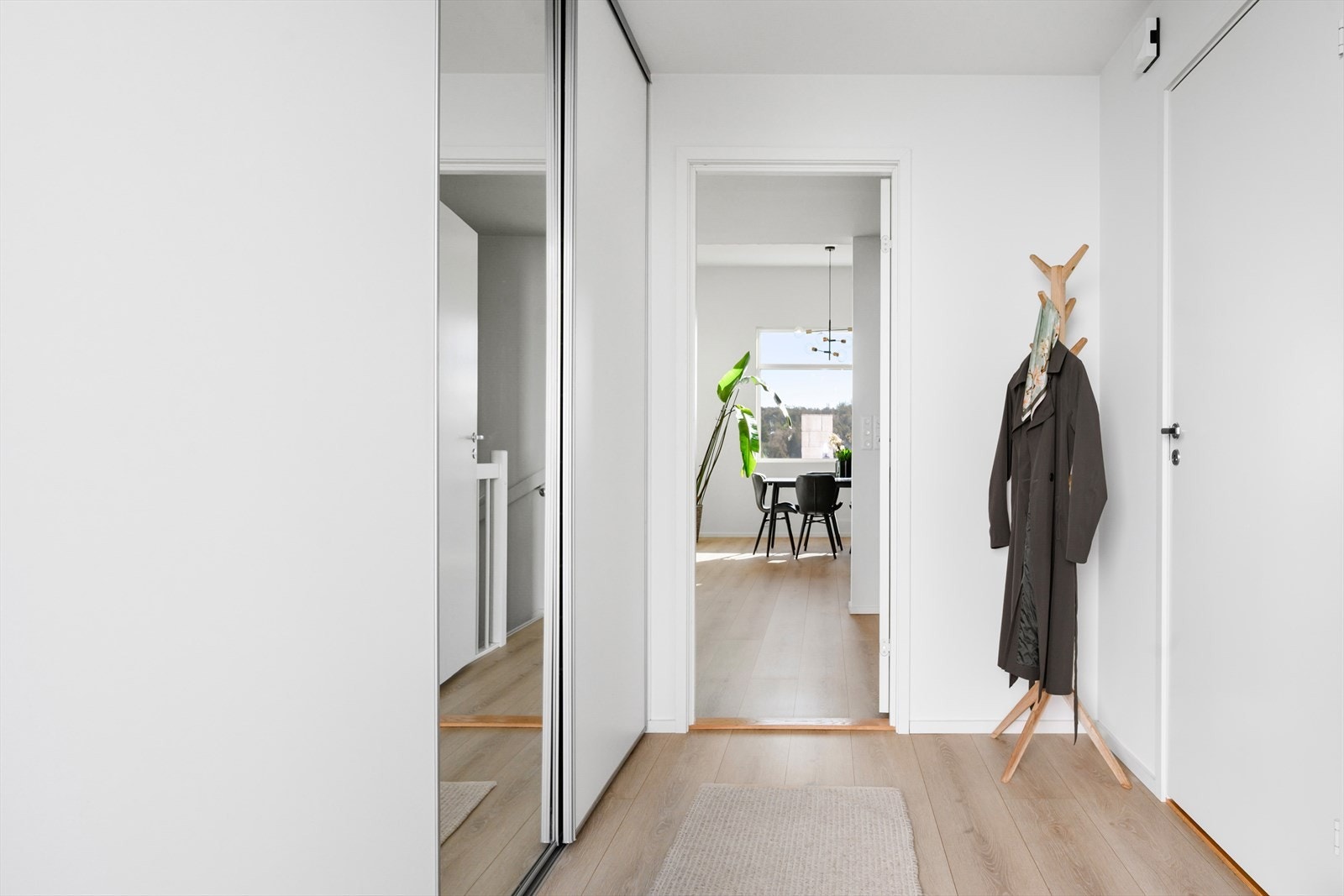 Entréen gir et godt første inntrykk og har plass til garderobeløsning. Herfra ledes du direkte inn i boligens hovedrom. Galleribilde