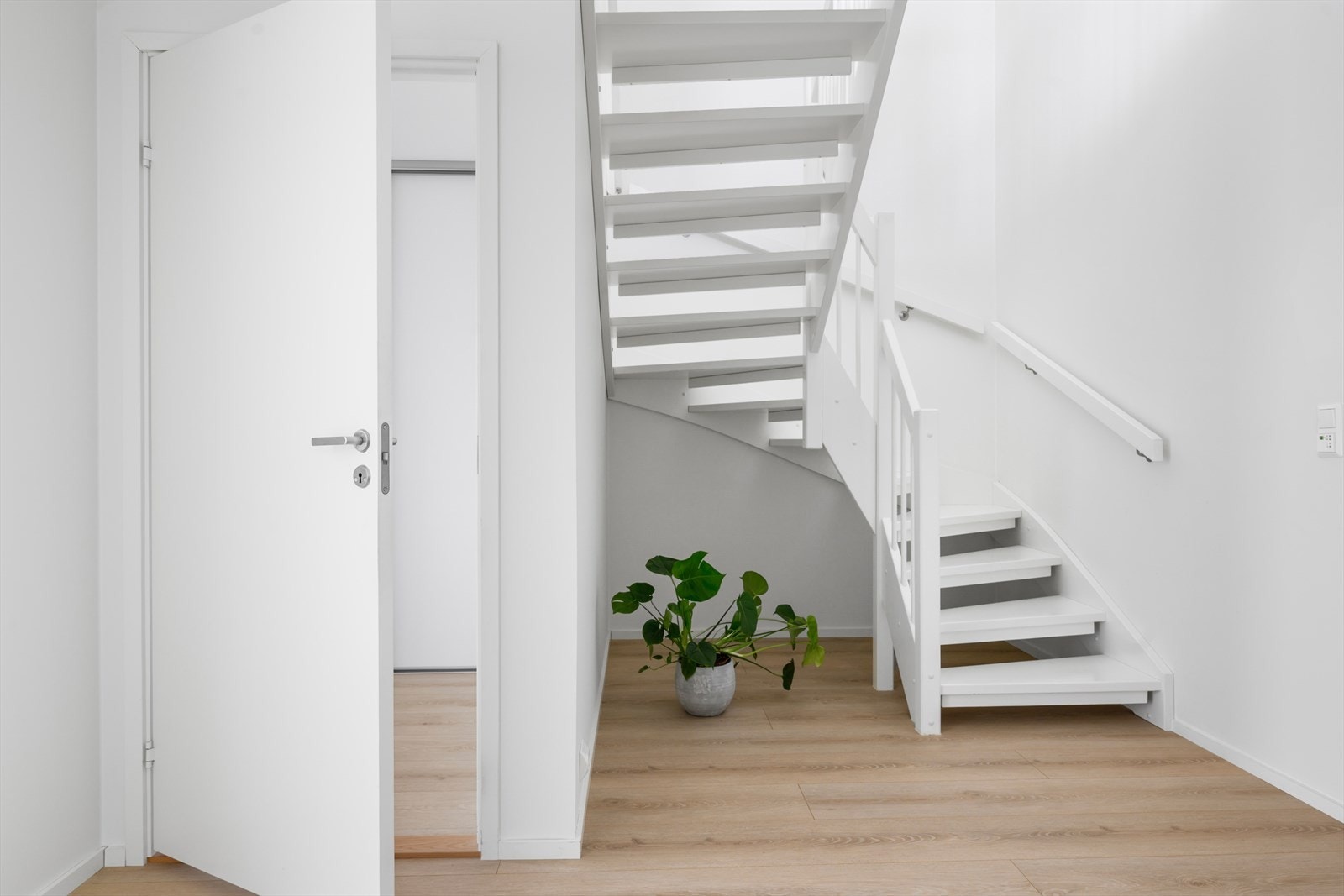 Gang i underetasjen som binder sammen soverommene, badet og trappen opp til hovedetasjen. Galleribilde