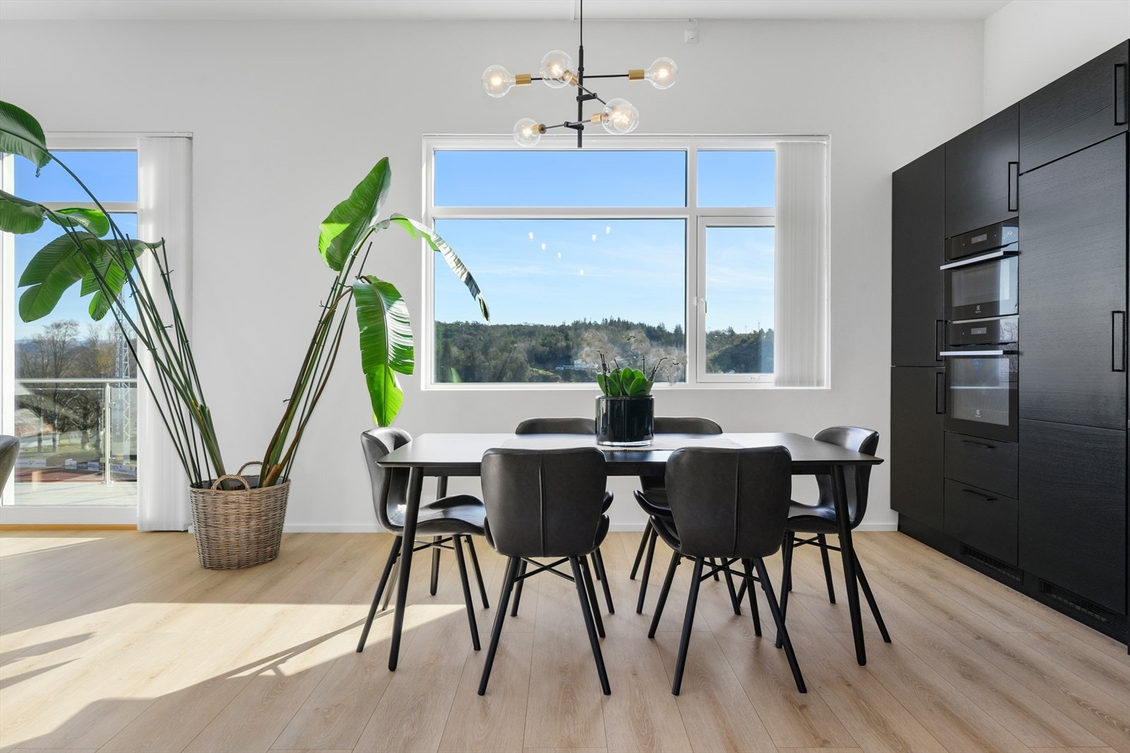 Ved kjøkkenet er det god plass til en stor spisestue, perfekt for måltider med familie og venner. Galleribilde