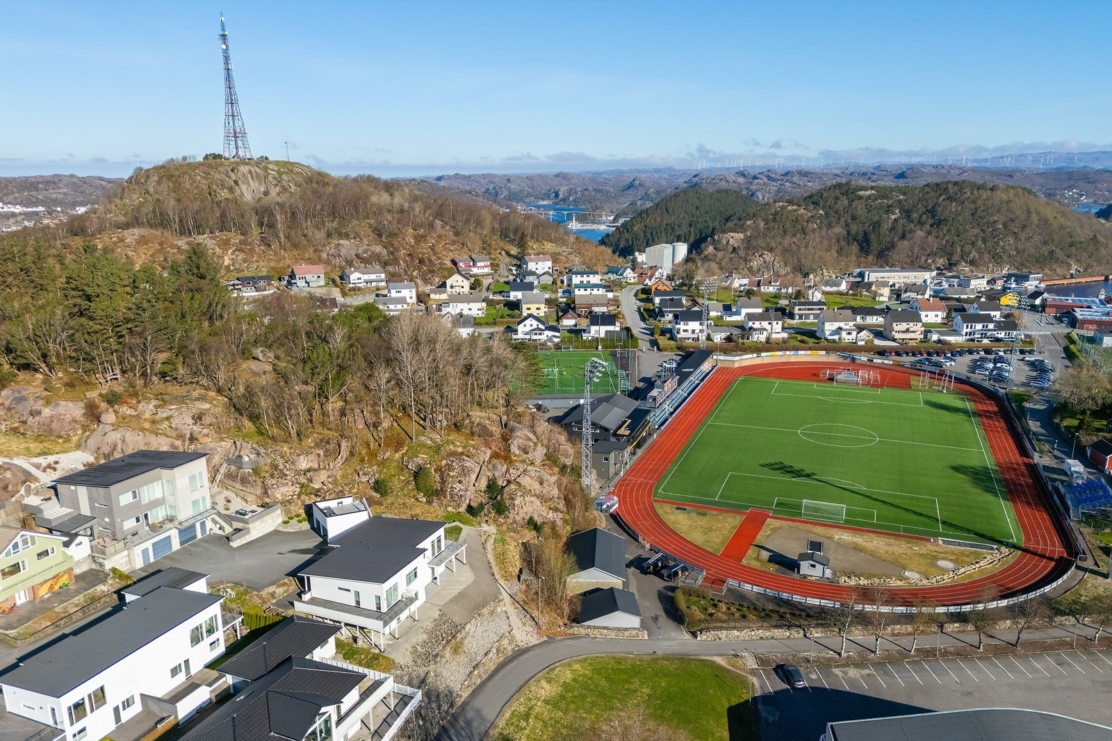 Fra eiendommen er det gangavstand til Egersund sentrum med butikker og spisesteder, samt fine turmuligheter i skog og mark. Galleribilde