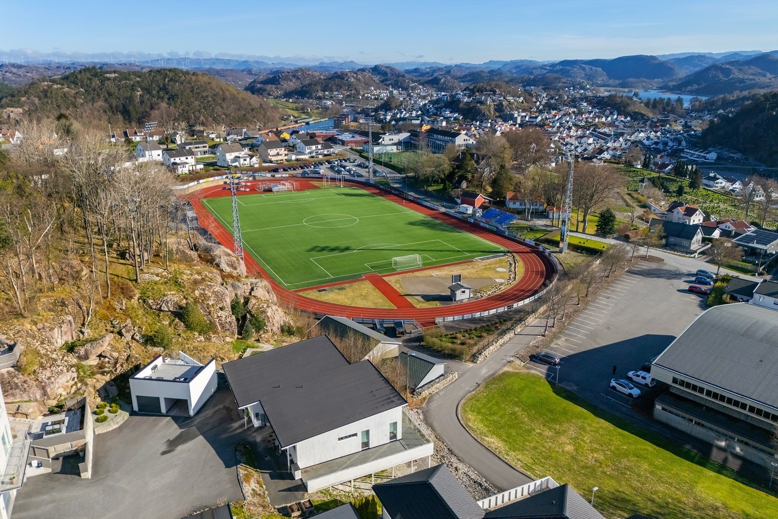 Boligen har en flott beliggenhet med oversikt over Egersund Idrettspark og området rundt. Galleribilde