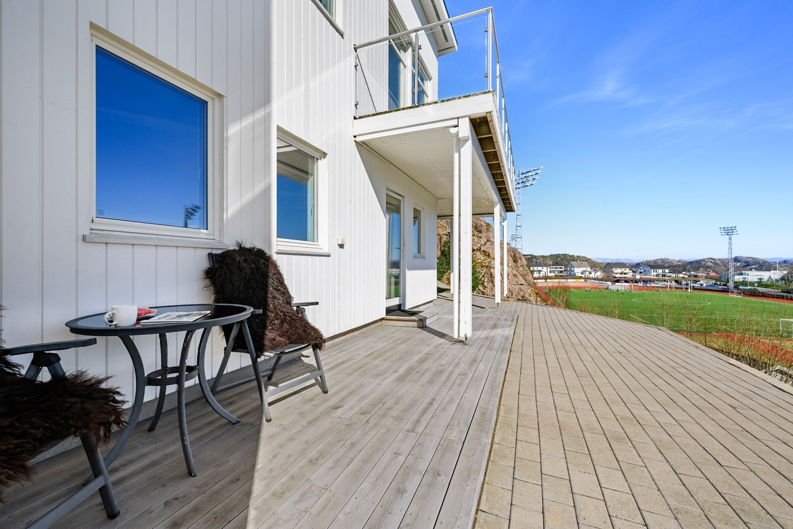 Terrassen utenfor stuen er en flott forlengelse av oppholdsrommet på varme dager. Galleribilde
