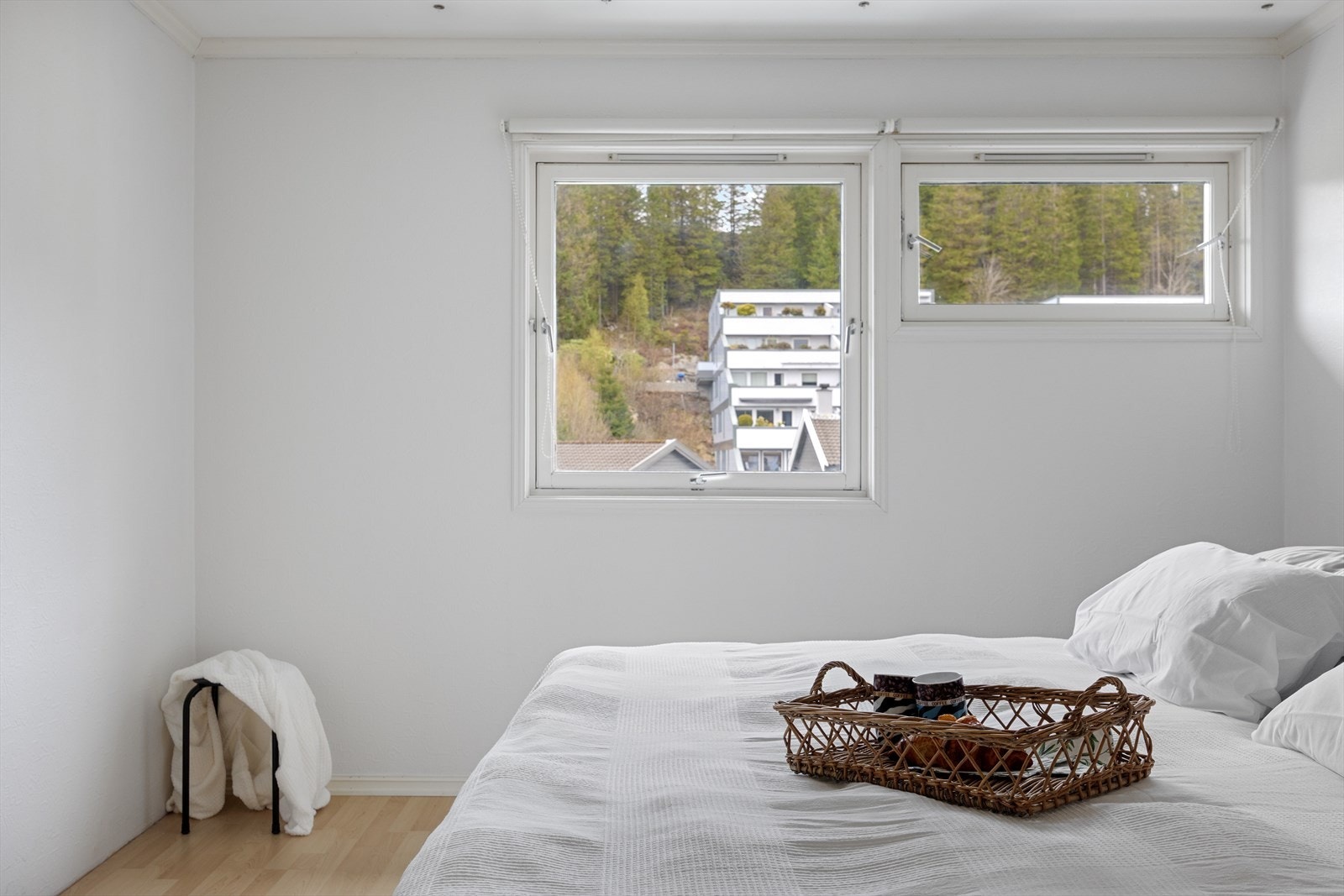 Soverom med lyse fargetoner Galleribilde