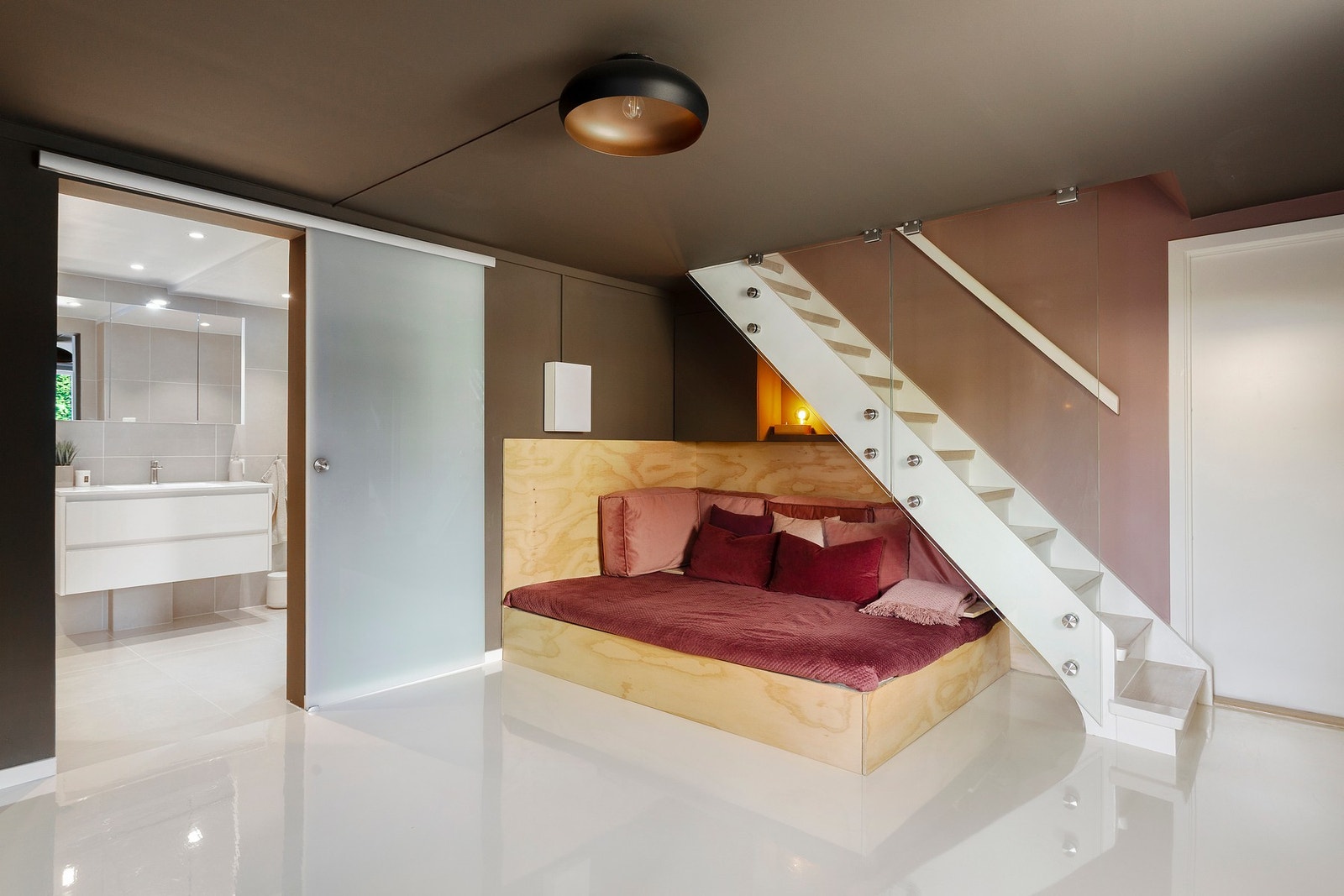 Trappen fra hoveddelen ned til kjellerstue og hovedbad. Galleribilde