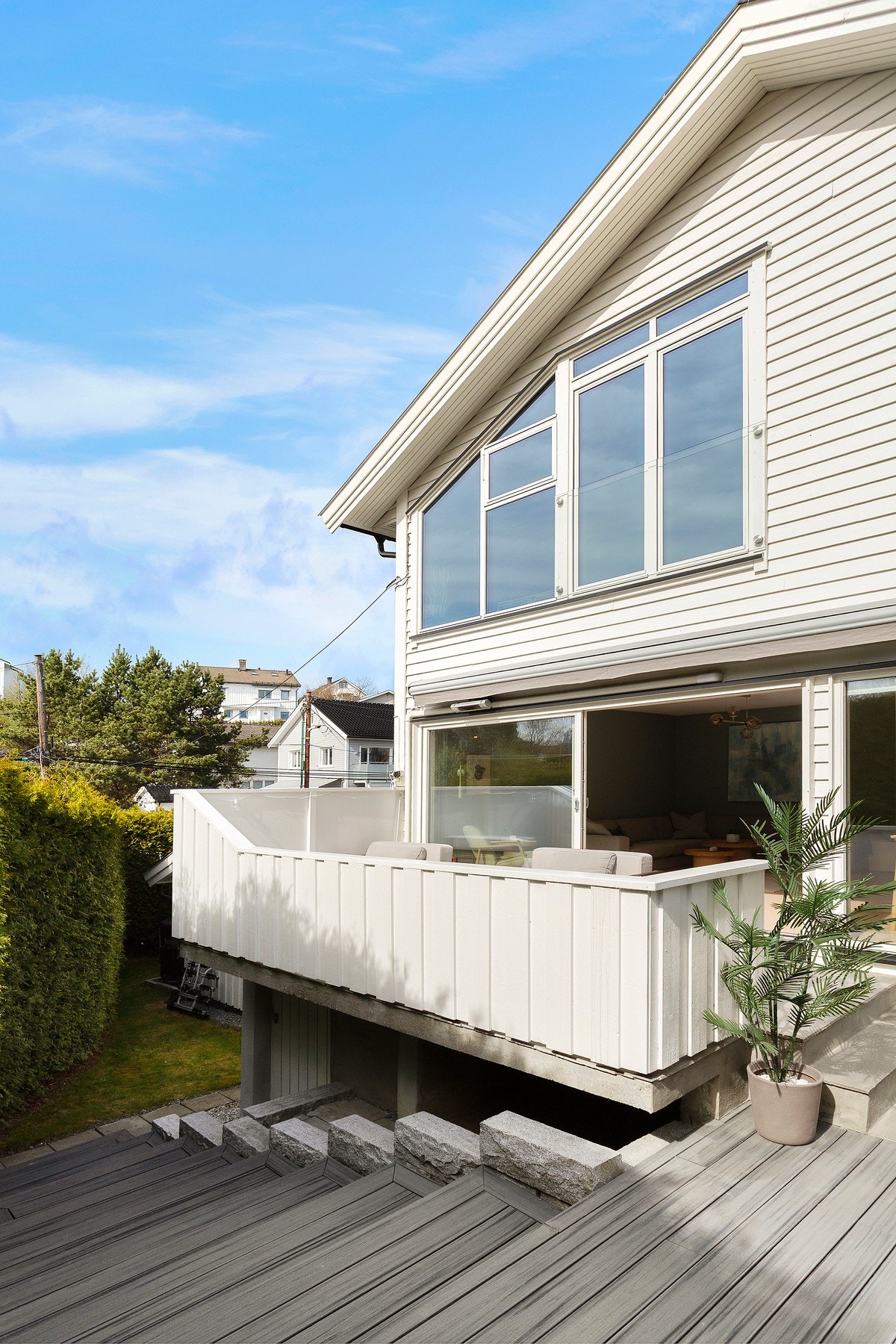 Trappen fra garasjen opp til terrassen. Galleribilde