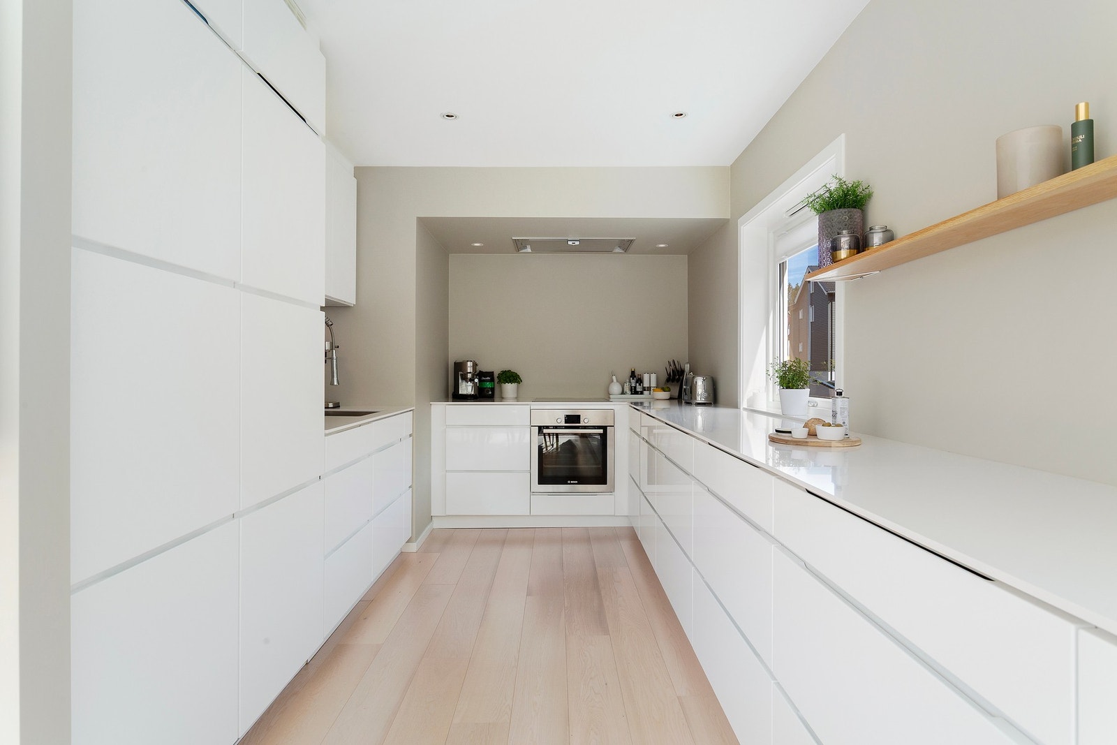 Delikat og velutstyrt kjøkken med Silestone benkeplate. Galleribilde